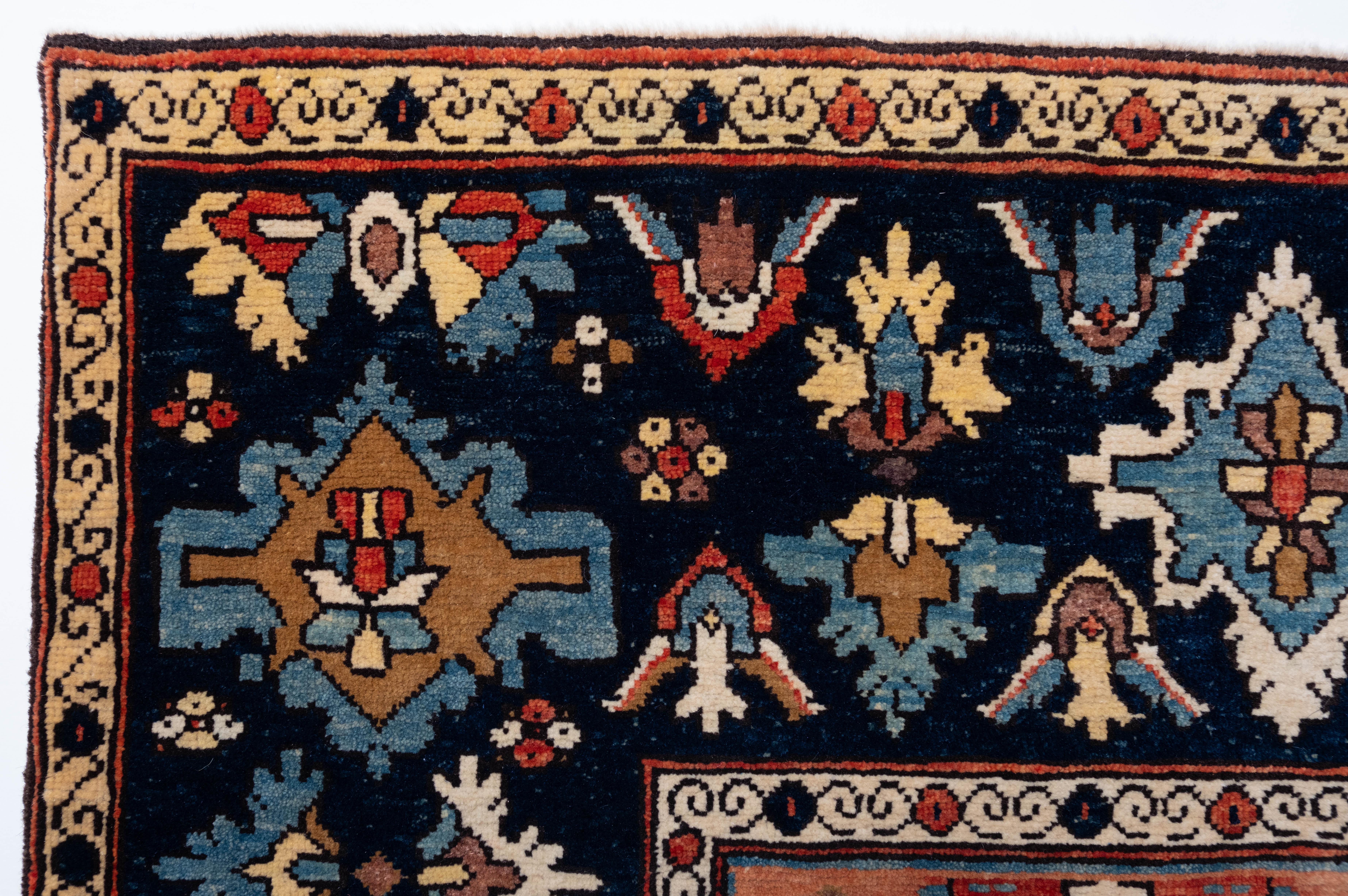 Die Quelle des Teppichs stammt aus dem Buch Orient Star - A Carpet Collection, E. Heinrich Kirchheim, Hali Publications Ltd, 1993 nr.75. Dieses versetzte Muster besteht aus aufsteigenden, schildartigen Palmetten, die von blattähnlichen Flügeln