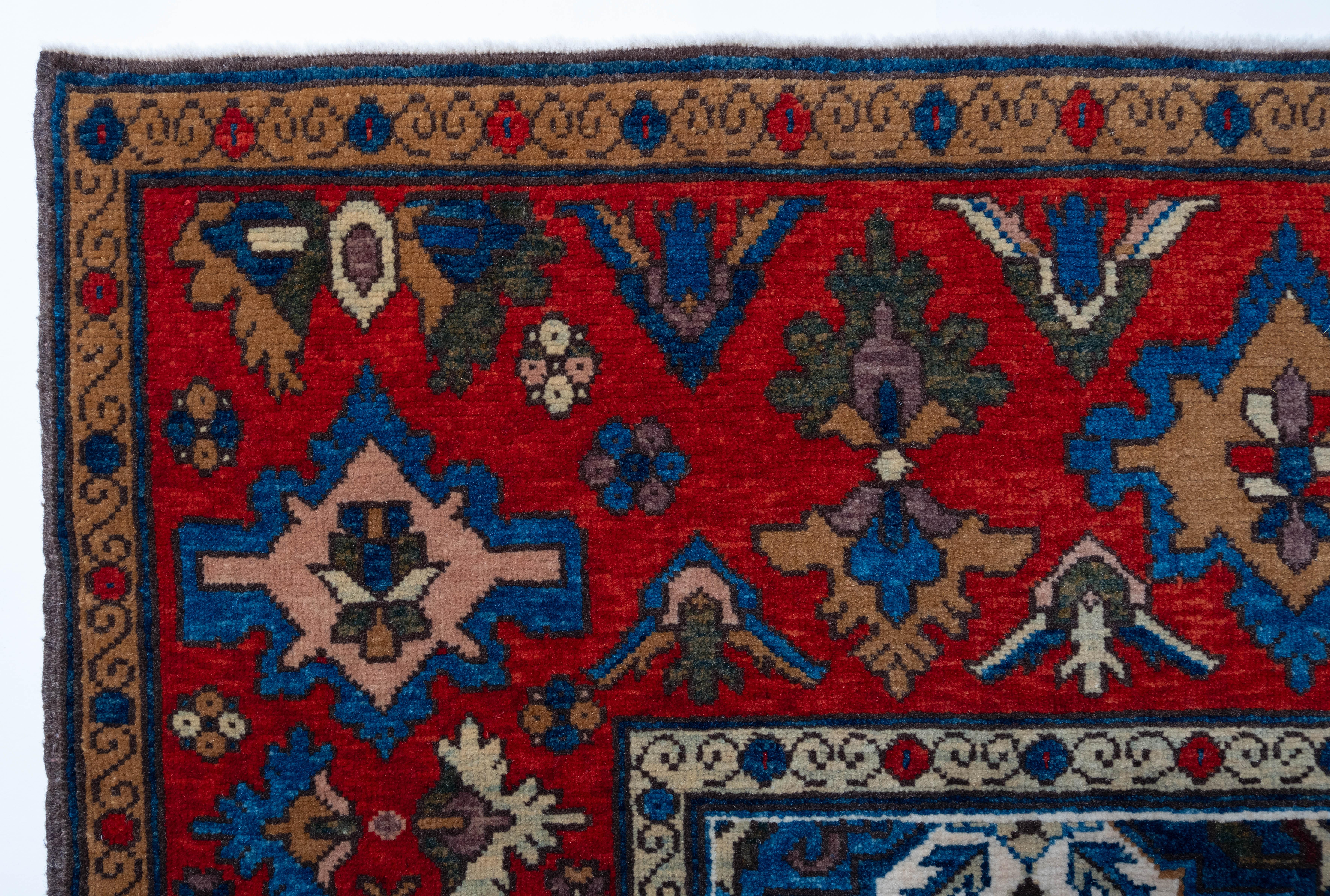 Die Quelle des Teppichs stammt aus dem Buch Orient Star - A Carpet Collection, E. Heinrich Kirchheim, Hali Publications Ltd, 1993 nr.75. Dieses versetzte Muster besteht aus aufsteigenden, schildartigen Palmetten, die von blattähnlichen Flügeln