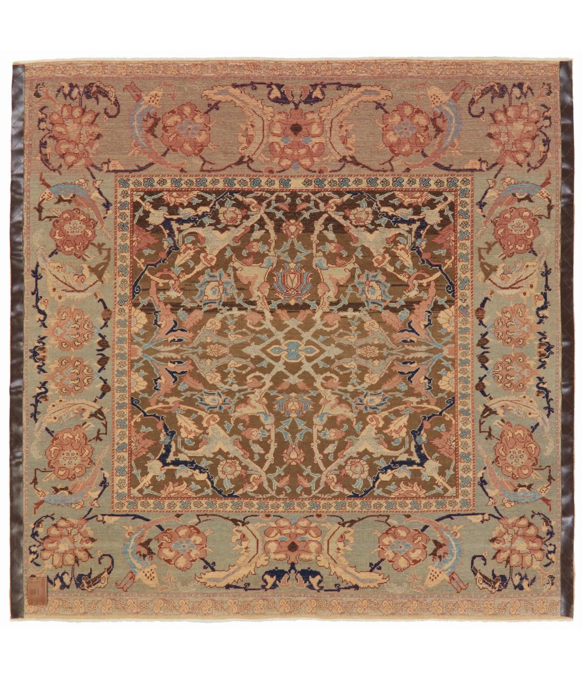 La procedencia de la alfombra procede del libro Oriental Rugs in the Metropolitan Museum of Art, Dimand, Maurice S., y Jean Mailey, The Metropolitan Museum of Art, Nueva York 1973 fig.90. Si las llamadas alfombras de técnica de jarrón representaban