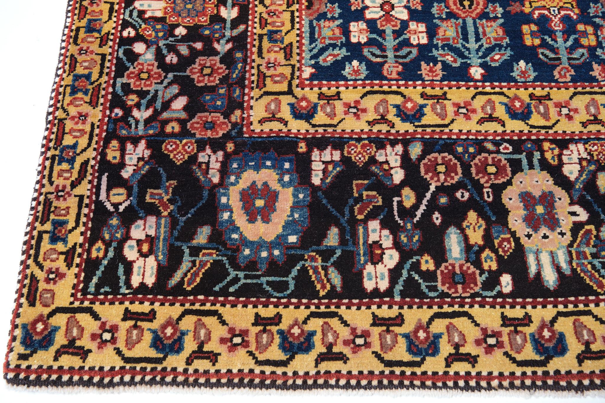 La source de ce tapis provient du livre Antique Rugs of Kurdistan A Historical Legacy of Woven Art, James D. Burns, 2002 nr.36. Il s'agit d'un exemple exclusif de tapis avec des rangées de fleurs ascendantes décalées, datant des années 1800 et