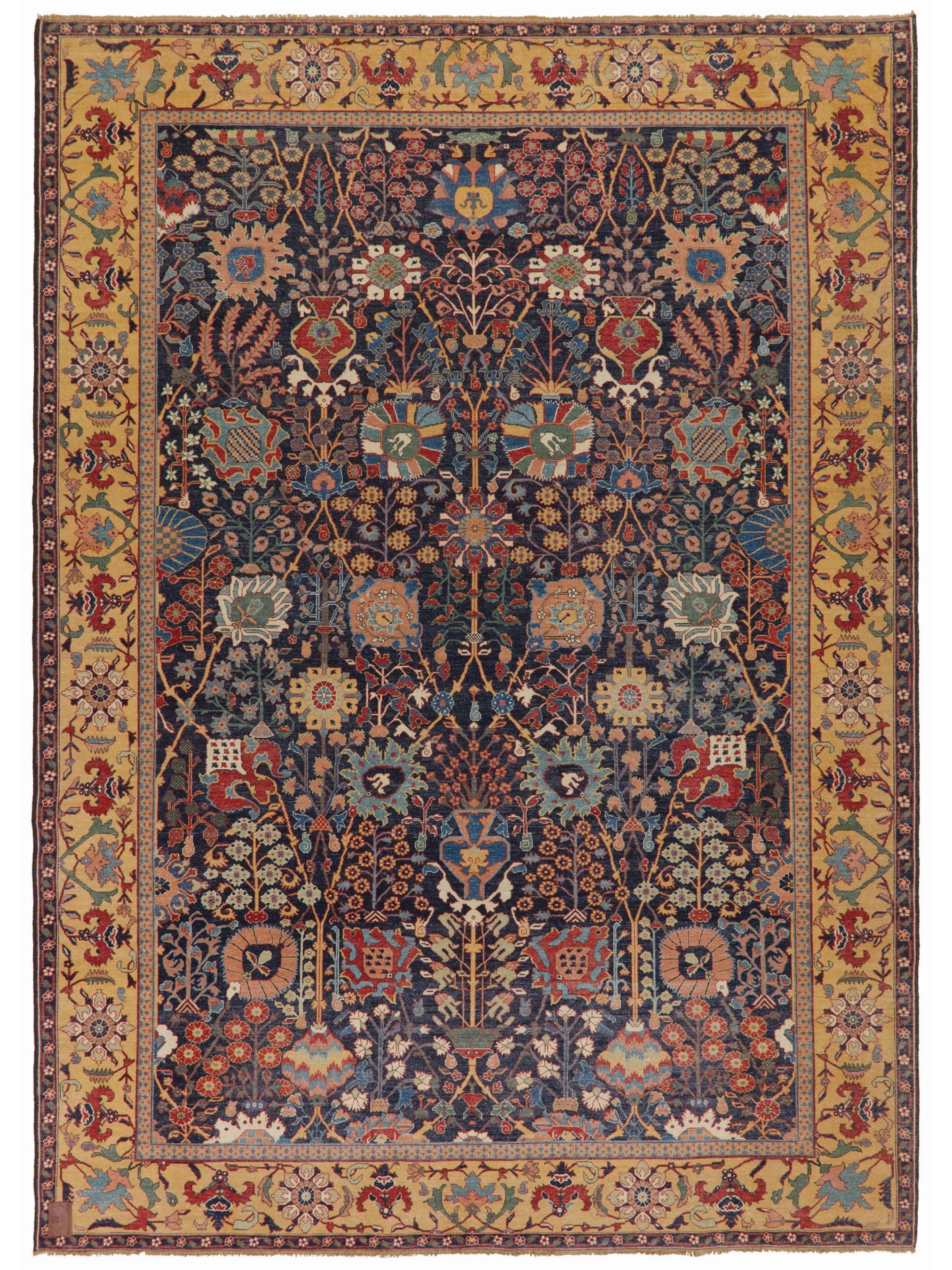 Entdecken Sie einen exquisiten, seltenen Safavid-Kirman-Teppich in Vase-Technik, der in der Osttürkei handgewebt wurde. Dieser prächtige Teppich ist mit einem Blumenmuster von überraschender Komplexität vor einem dunkelblauen Feld gestaltet. Dieses