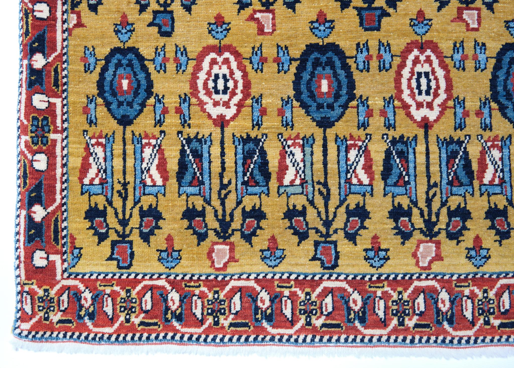 Die Quelle des Teppichs stammt aus dem Buch Antique Rugs of Kurdistan A Historical Legacy of Woven Art, James D. Burns, 2002 nr.28. Dies ist ein exklusives Beispiel für einen Teppich mit versetzten Blumenreihen aus dem 18. Jahrhundert aus Senna in