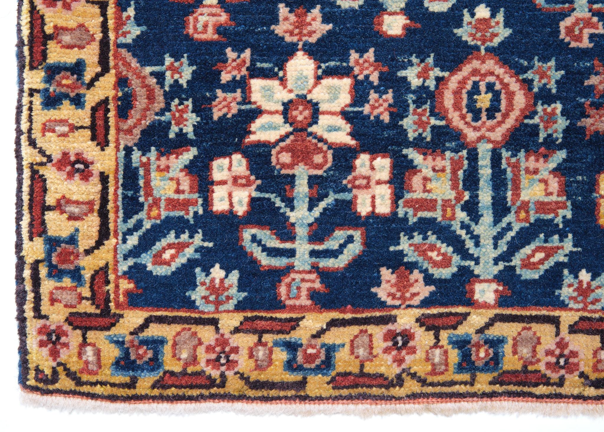 La source de ce tapis provient du livre Antique Rugs of Kurdistan A Historical Legacy of Woven Art, James D. Burns, 2002 nr.36. Il s'agit d'un exemple exclusif de tapis avec des rangées de fleurs ascendantes décalées, datant des années 1800 et