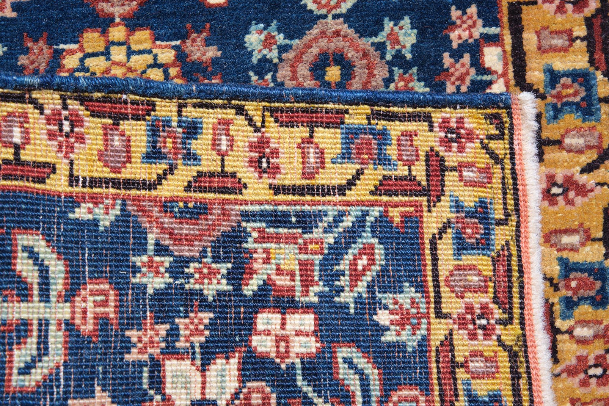 Turc Tapis Ararat Senna Rows of Flowers Tapis de la renaissance persane géorgienne teint en naturel en vente