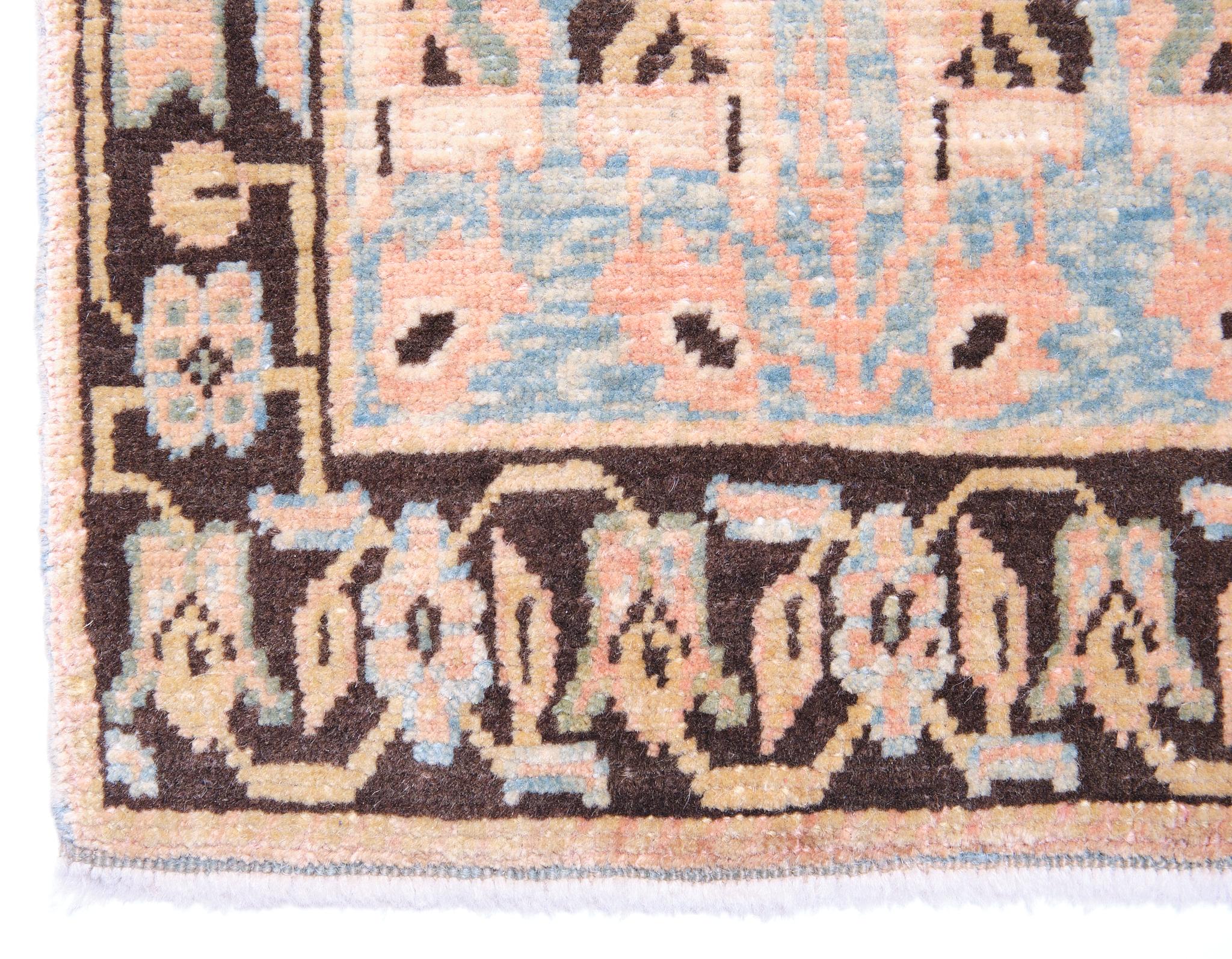 Die Quelle des Teppichs stammt aus dem Buch Antique Rugs of Kurdistan A Historical Legacy of Woven Art, James D. Burns, 2002 nr.28. Dies ist ein exklusives Beispiel für einen Teppich mit versetzten Blumenreihen aus dem 18. Jahrhundert aus Senna in