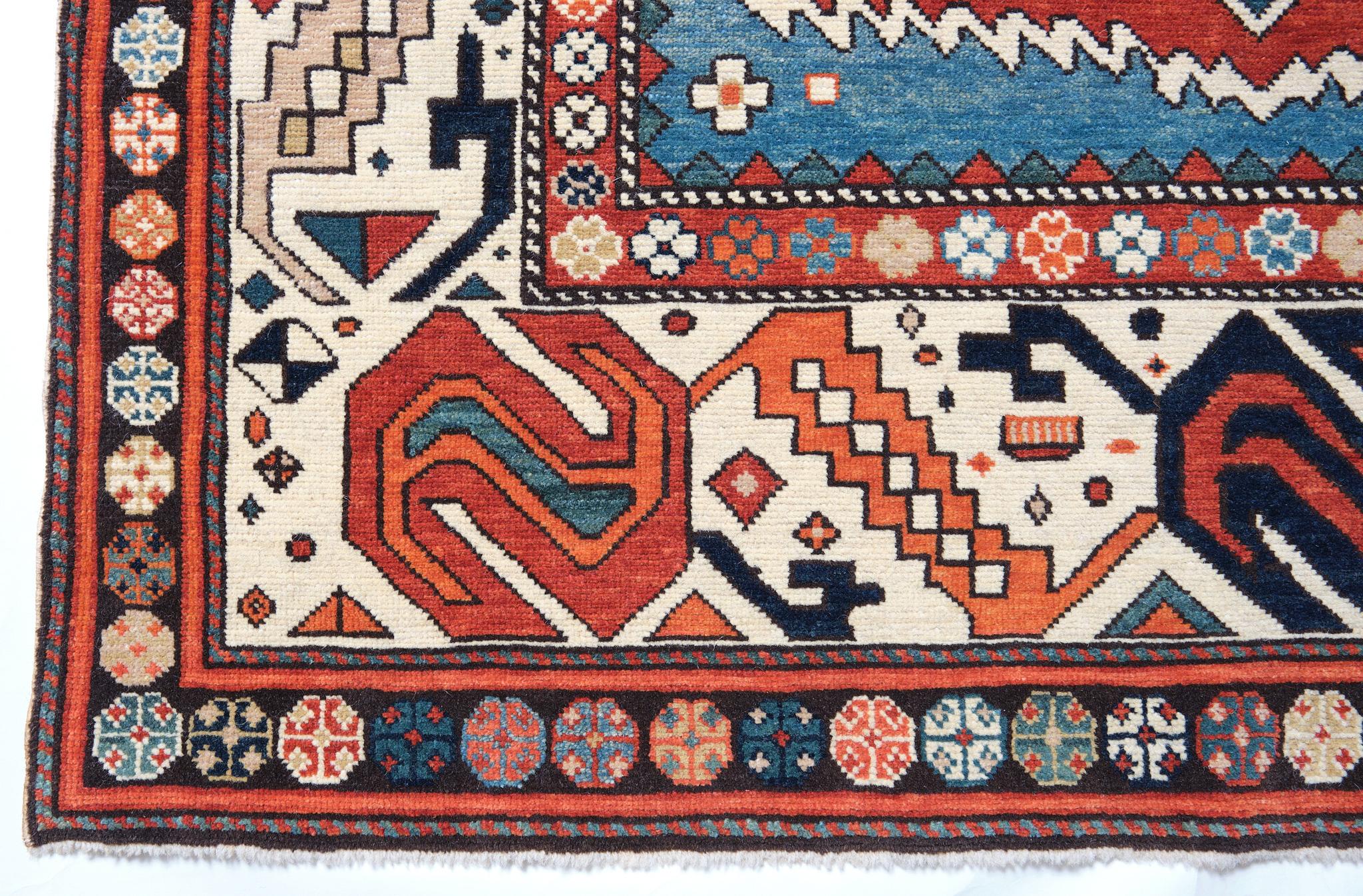 El origen de la alfombra procede del libro Oriental Rugs Volume 1 Caucasian, Ian Bennett, Oriental Textile Press, Aberdeen 1993, nº 256. Se trata de una alfombra de columnas hexagonales de finales del siglo XIX, región de Shirvan, zona del Cáucaso.