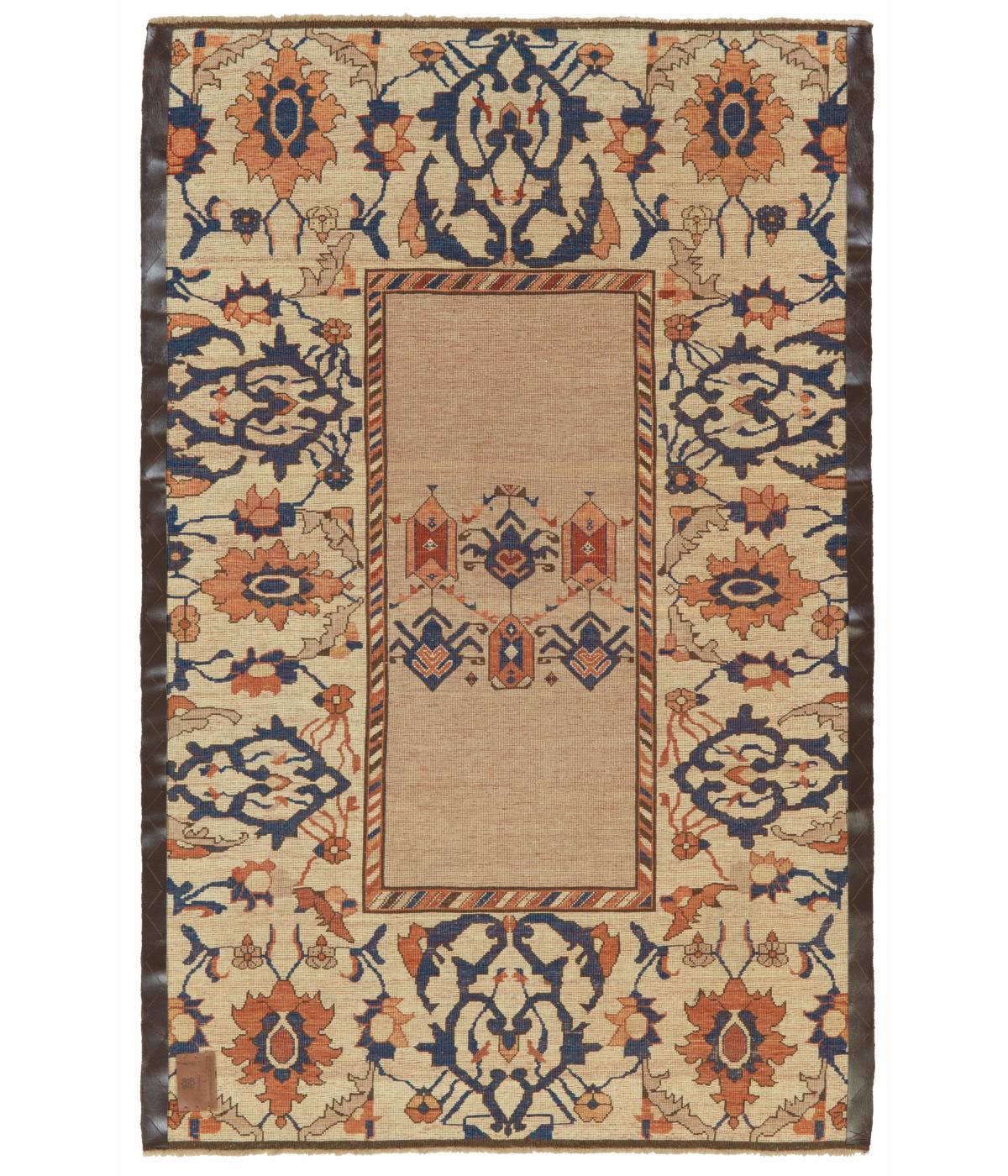La source du tapis provient du livre Antique Rugs of Kurdistan A Historical Legacy of Woven Art, James D. Burns, 2002 nr.9. Ce tapis est vraisemblablement fabriqué par des Kurdes de la région d'I+I Art (Yarsani), une secte du 