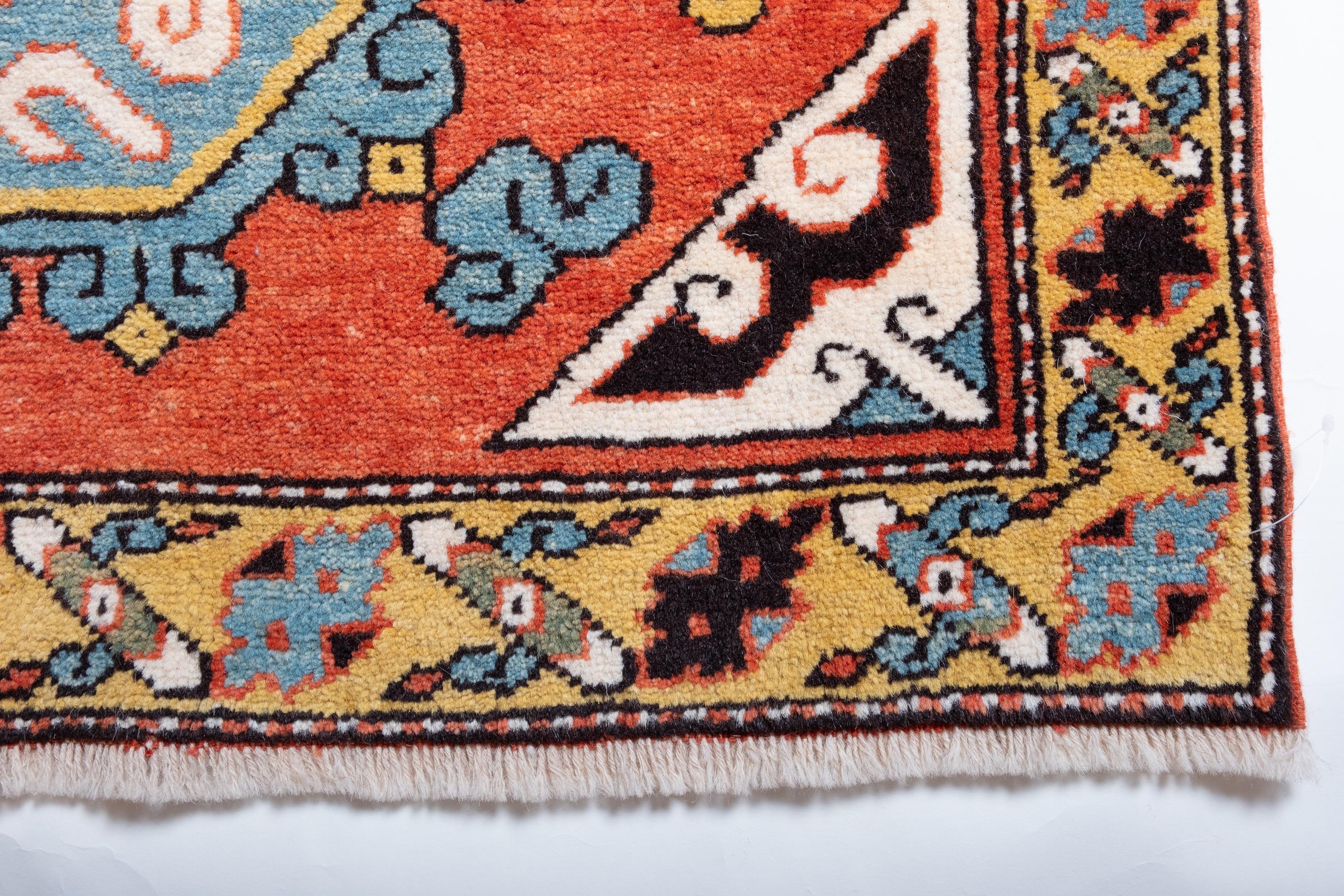 Die Quelle des Teppichs stammt aus dem Buch Orient Star - A Carpet Collection, E. Heinrich Kirchheim, Hali Publications Ltd, 1993 nr.161. Diese außergewöhnlich elegante und ungewöhnliche zentrale achteckige Figur wird von einem Teppich mit
