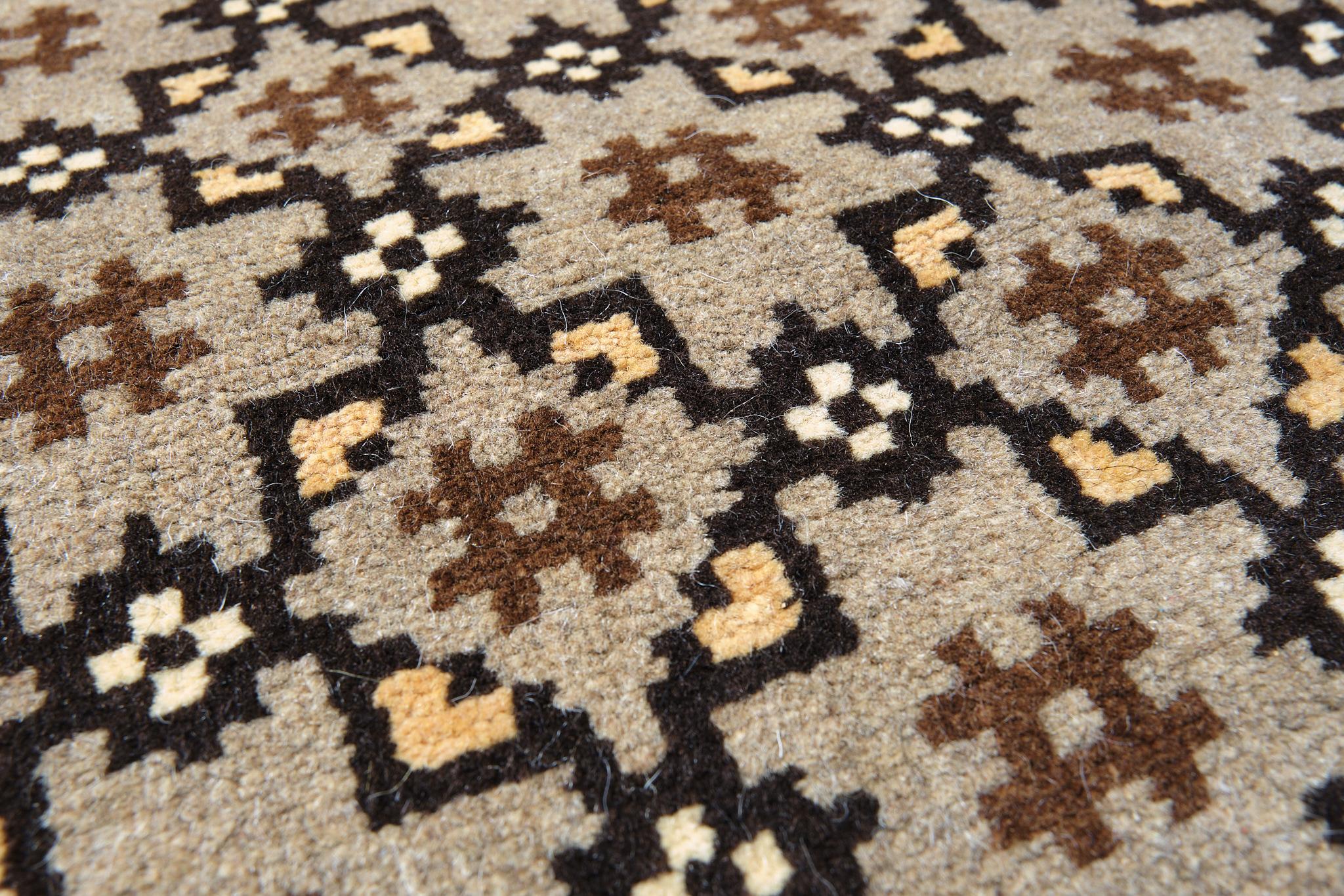 La source du tapis provient du livre Turkish Carpets from the 13th - 18th centuries, Ahmet Ertuğ, 1996 pl.16. Ce tapis du XVe siècle provient de la mosquée d'Ulu, dans la région de Divrigi Sivas, en Anatolie centrale. La période seldjoukide marque