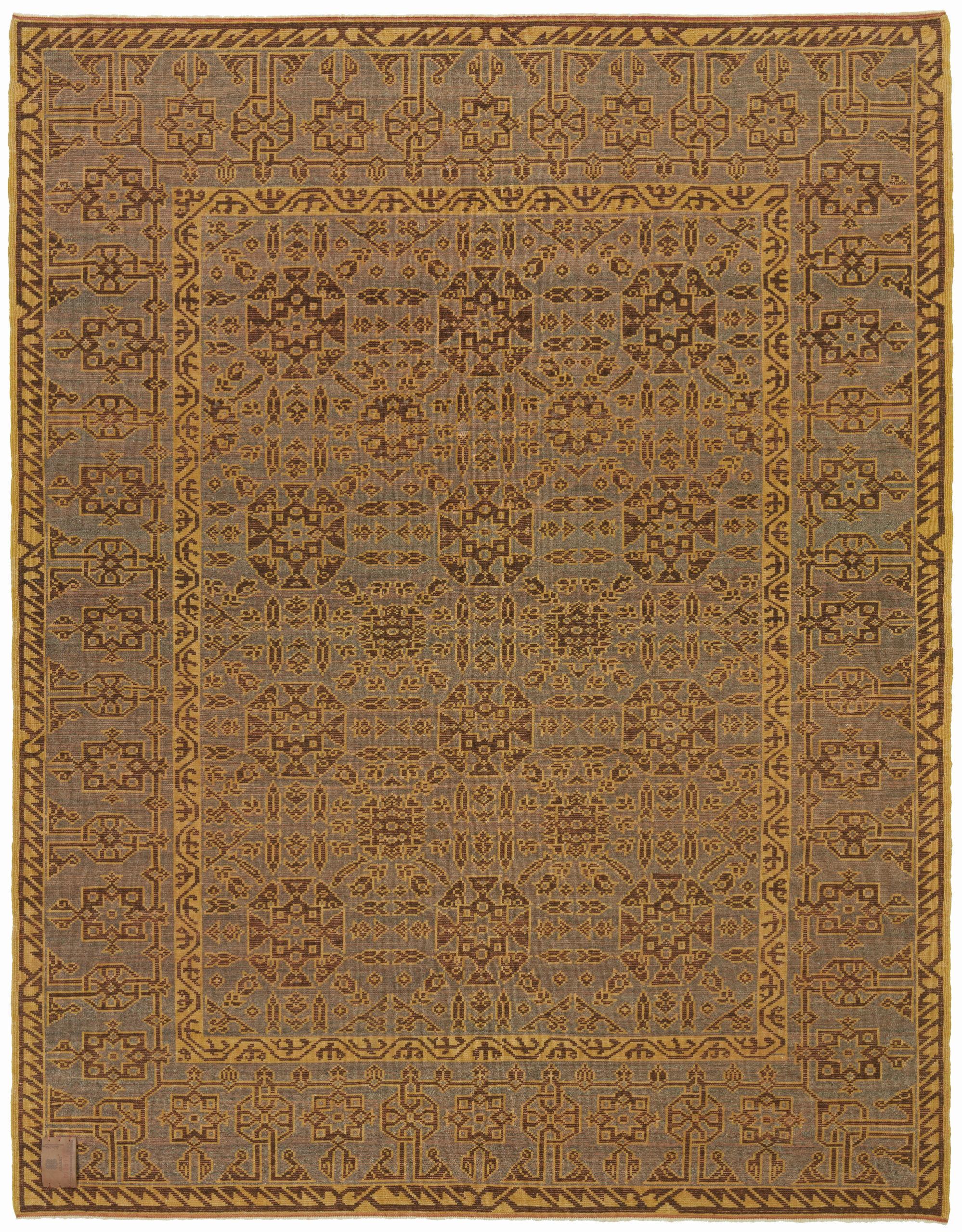 Le motif du tapis provient du livre Turkish Carpets from the 13th - 18th centuries, Ahmet Ertuğ, 1996 pl.9. Ce tapis du XIIIe siècle provient de la mosquée Ulu, de la région de Design/One Sivas, en Anatolie centrale. La période seldjoukide marque