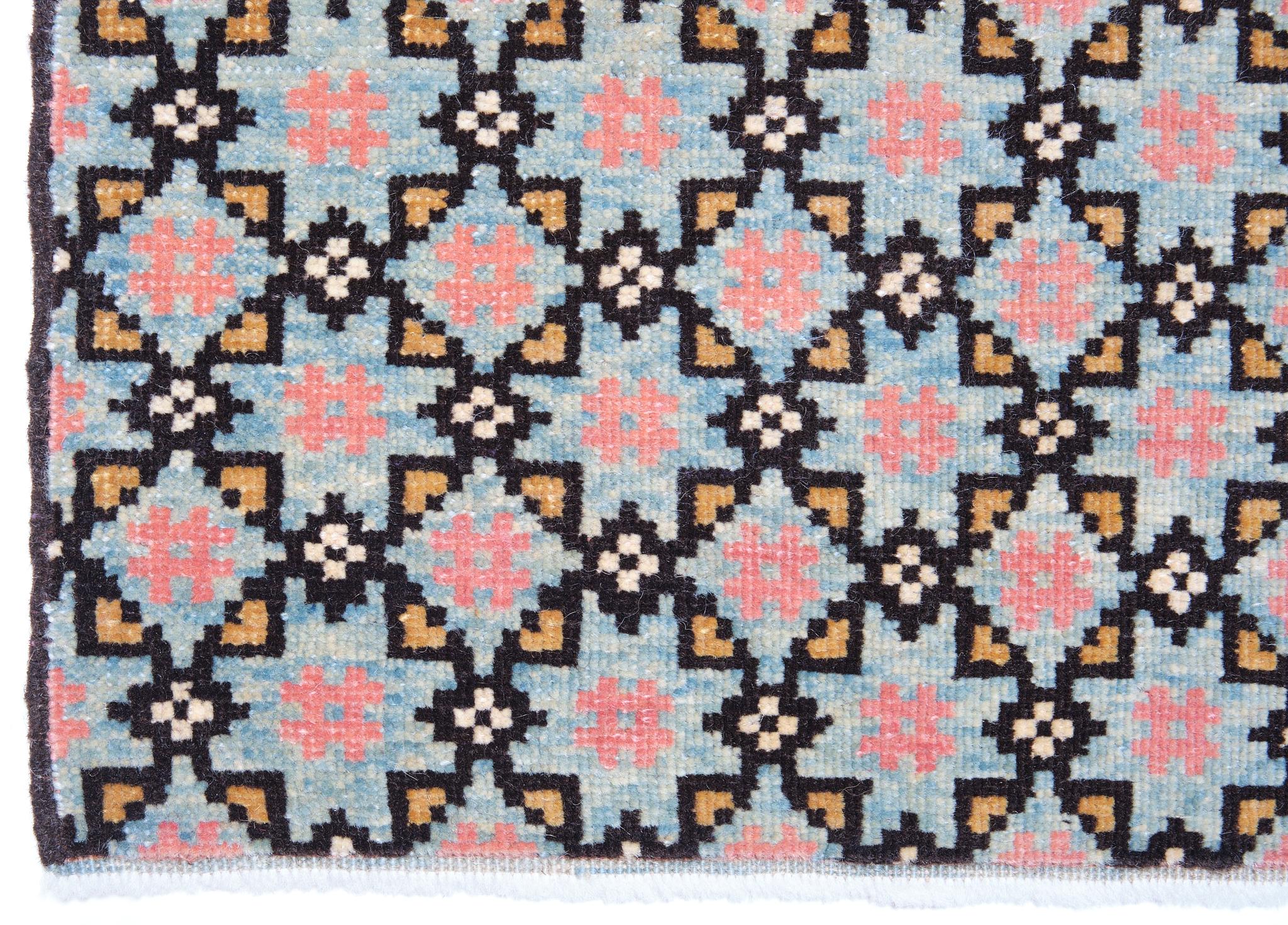 La source du tapis provient du livre Turkish Carpets from the 13th - 18th centuries, Ahmet Ertuğ, 1996 pl.16. Ce tapis du XVe siècle provient de la mosquée d'Ulu, dans la région de Divrigi Sivas, en Anatolie centrale. La période seldjoukide marque