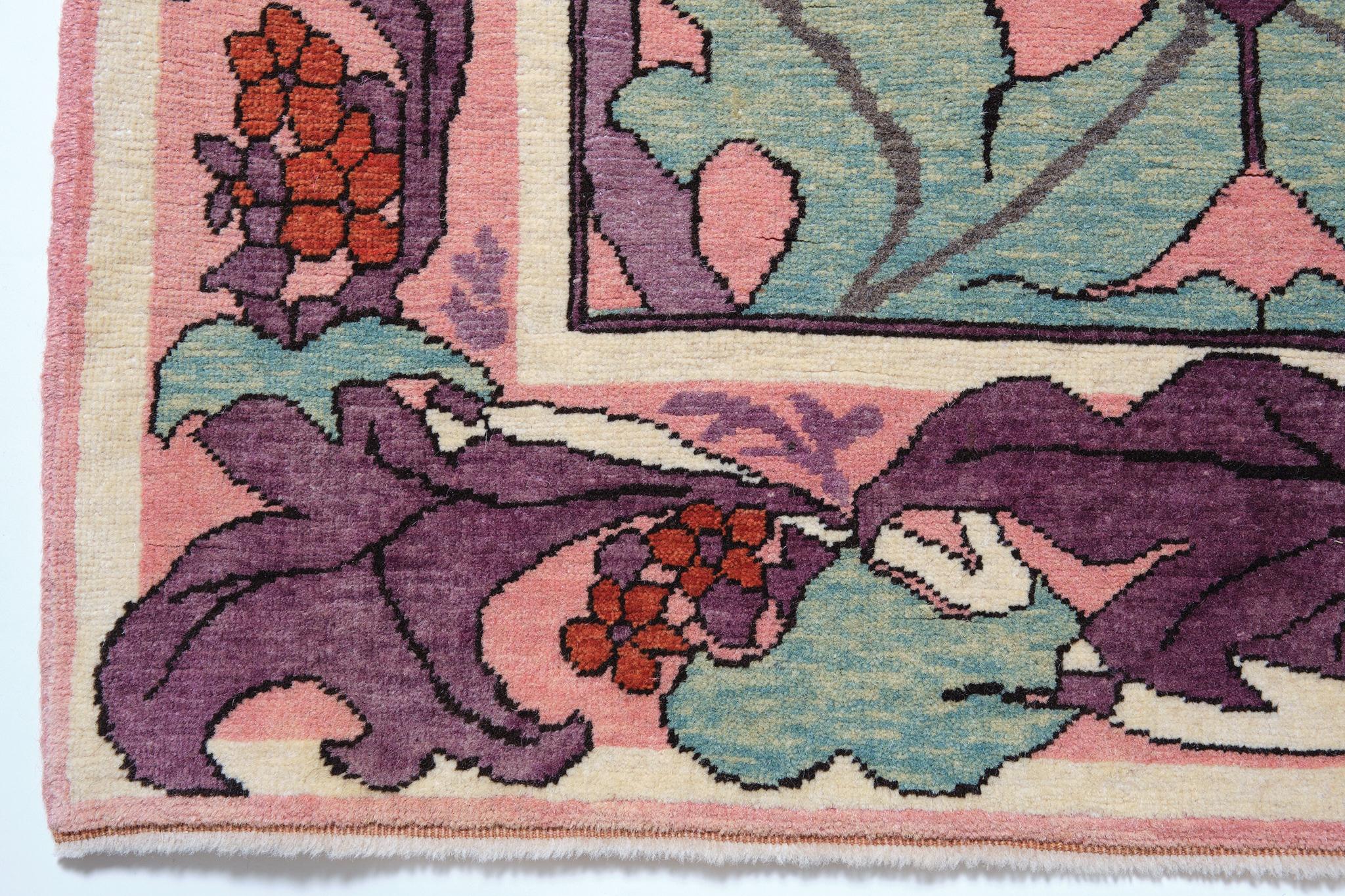 La source du tapis provient du livre Arts & Crafts Carpets, de Malcolm Haslam, et David Black, 1991, fig.55. Ce tapis Donegal a probablement été conçu par le Silver Studio pour Liberty's vers 1902, Royaume-Uni. En 1887, l'artiste et relieur anglais