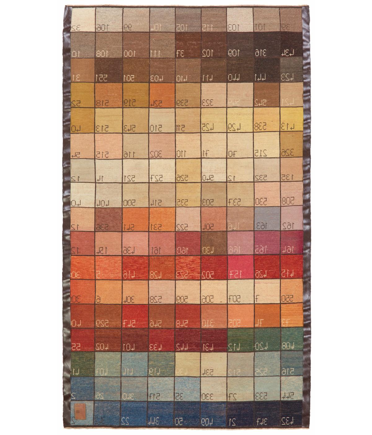 Voici le tapis Color Chart d'Ararat Rugs, un chef-d'œuvre qui illustre la riche tradition de la teinture naturelle et de l'artisanat expert. Ce tapis est méticuleusement tissé à la main avec une densité lourde, semblable à celle du Bidjar,