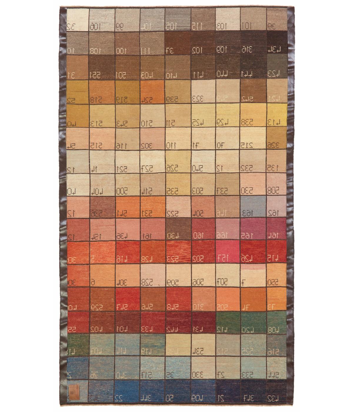 Voici le tapis Color Chart d'Ararat Rugs, un chef-d'œuvre qui illustre la riche tradition de la teinture naturelle et de l'artisanat expert. Ce tapis est méticuleusement tissé à la main avec une densité lourde, semblable à celle du Bidjar,