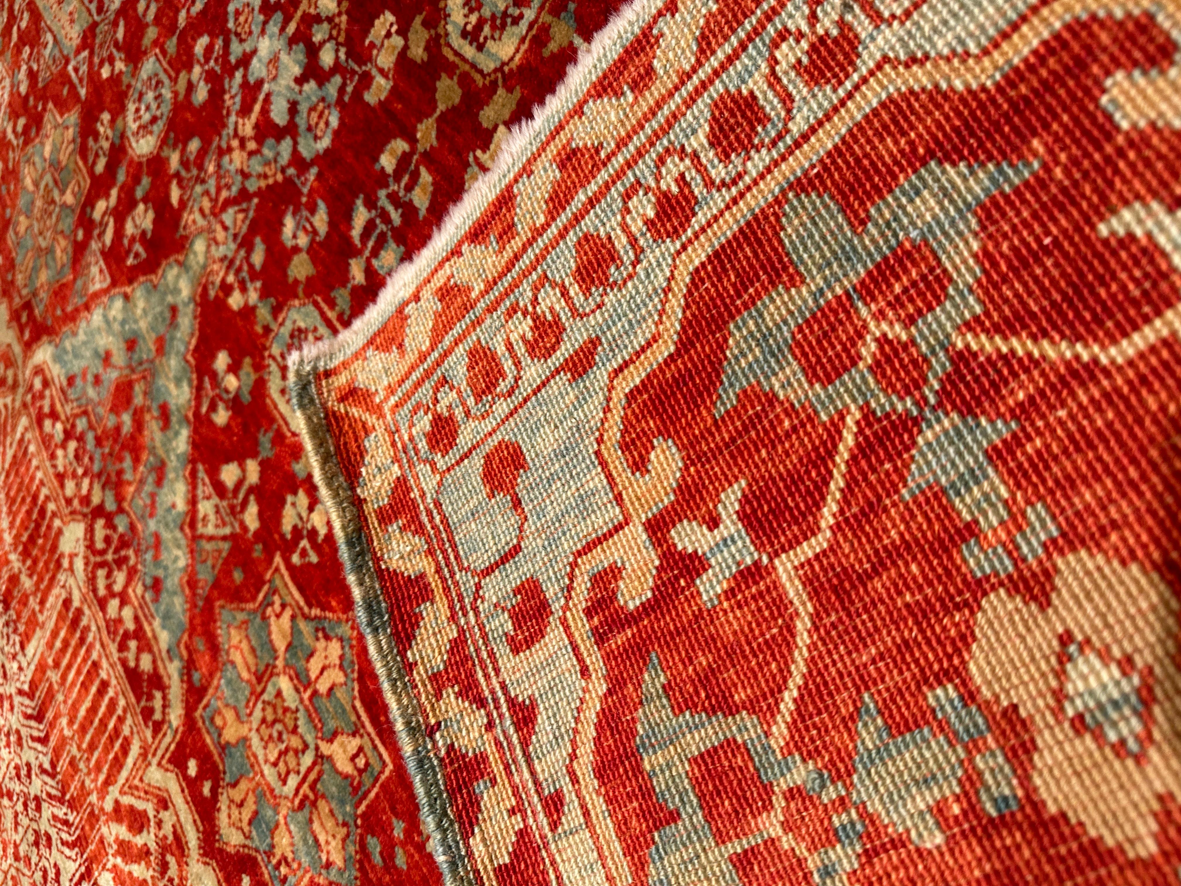 Die Quelle des Teppichs stammt aus dem Buch How to Read - Islamic Carpets, Walter B. Denny, The Metropolitan Museum of Art, New York 2014 Abb.61,62. Der Fünf-Sterne-Medaillon-Teppich wurde im frühen 16. Jahrhundert vom Mamluken-Sultan von Kairo,