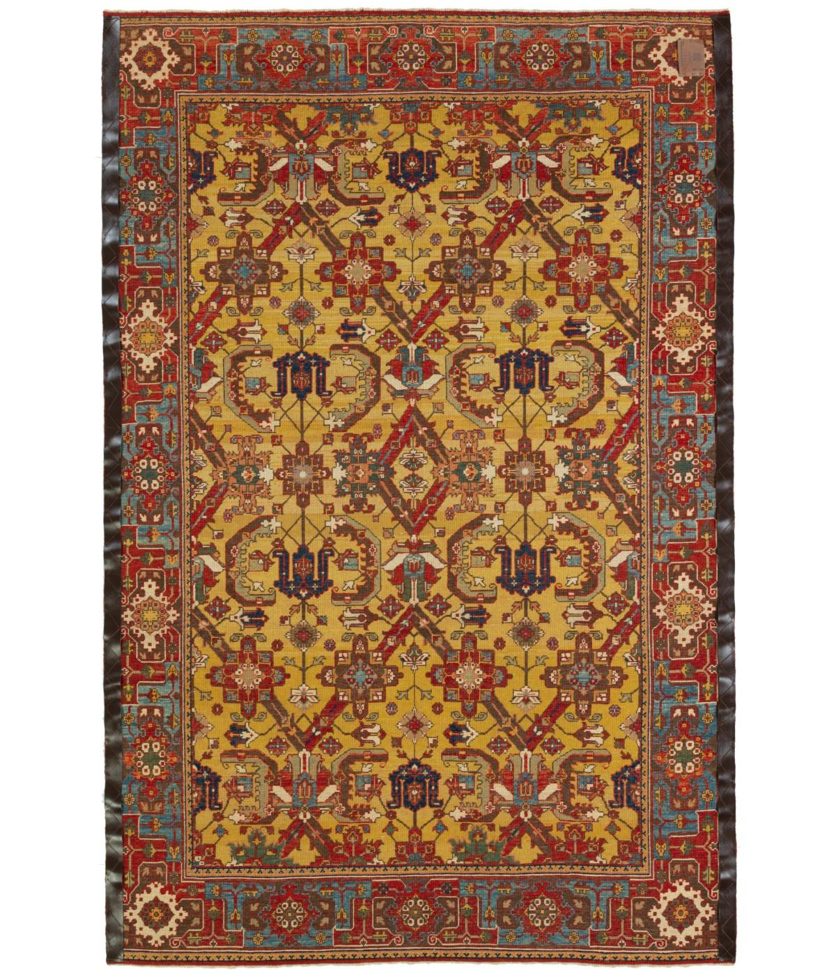 La fonte dei disegni dei tappeti proviene dal libro Orient Star - A Carpet Collection, E. Heinrich Kirchheim, Hali Publications Ltd, 1993 n.63. Questo è un tappeto con disegno a reticolo del XVII secolo proveniente da Khorasan, nella Persia