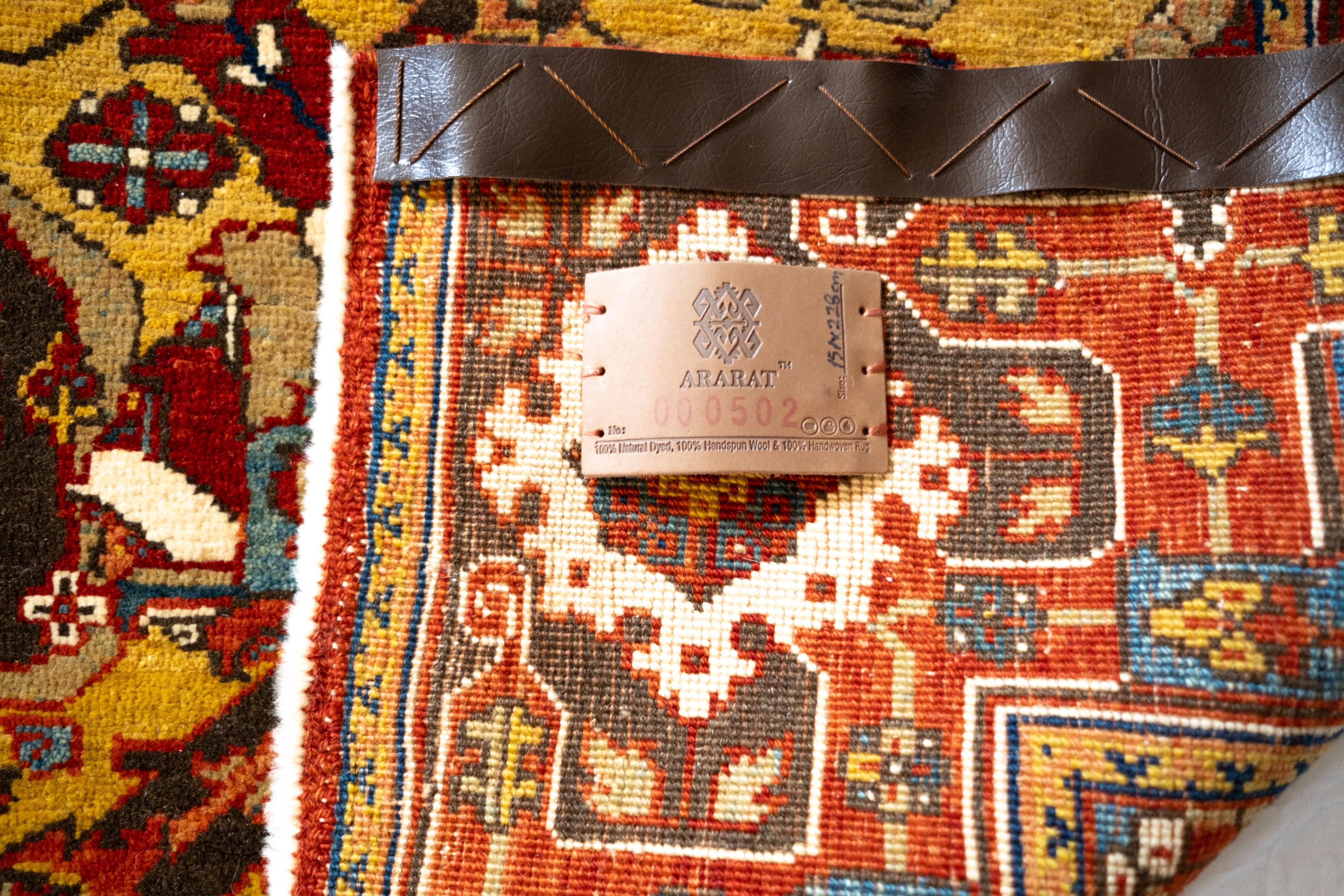 Tintura vegetale Ararat Rugs Il Tappeto a Lattice Spuhler con Tulipani e Foglie a Tintura Naturale in vendita