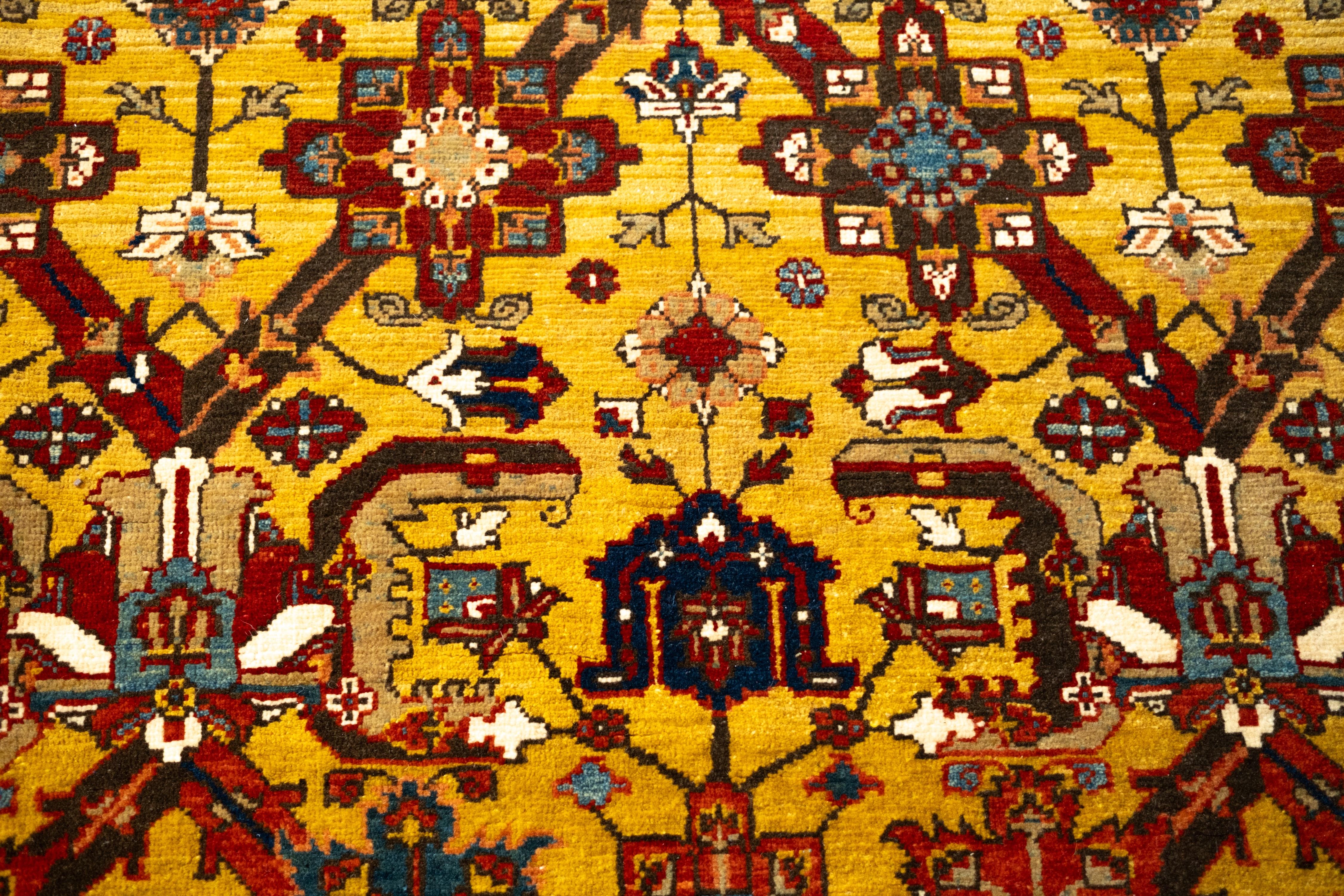 Lana Ararat Rugs Il Tappeto a Lattice Spuhler con Tulipani e Foglie a Tintura Naturale in vendita