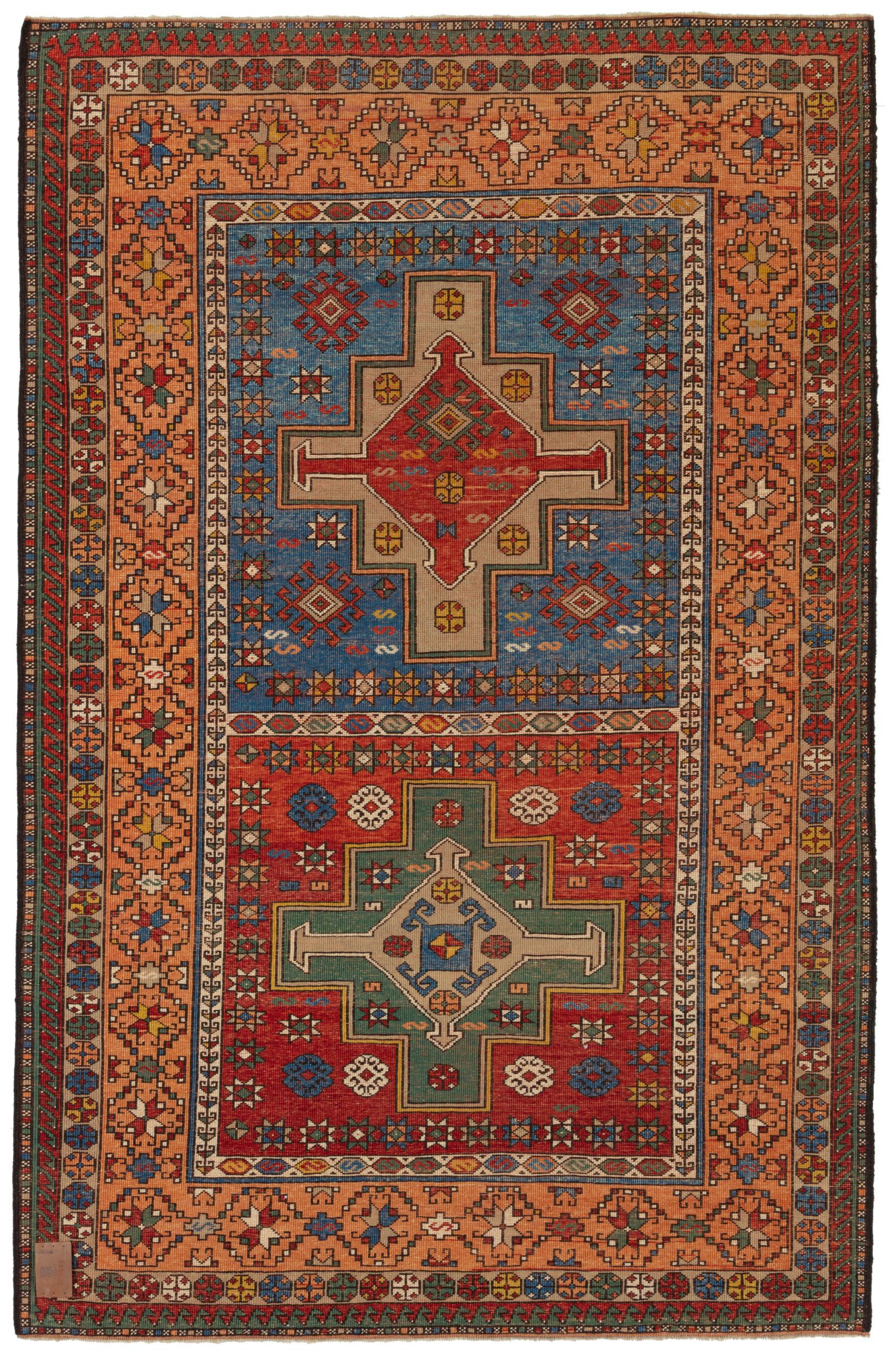 Es handelt sich um einen Kagizman-Kazak-Teppich mit zwei Medaillons, der auch als kaukasischer Kazak-Teppich bekannt ist. Dieser handgewebte Teppich stammt aus der Region Kagizman im Nordosten der Türkei, nahe der Grenze zu Armenien. Diese Teppiche