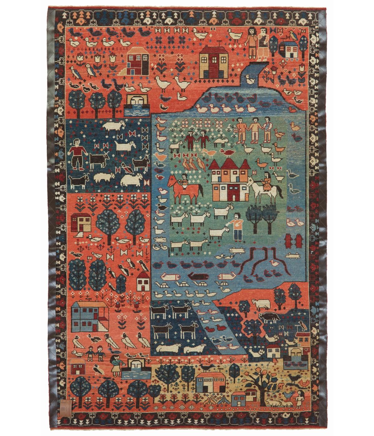 Questo tappeto dal design unico è interpretato dai nostri designer con una composizione pittorica della vita di un villaggio. 

Sintesi dei colori: 9 colori in totale;
Arancia infuocata 6 (radice di robbia)
Marrone scuro  316 (Senza colorante -