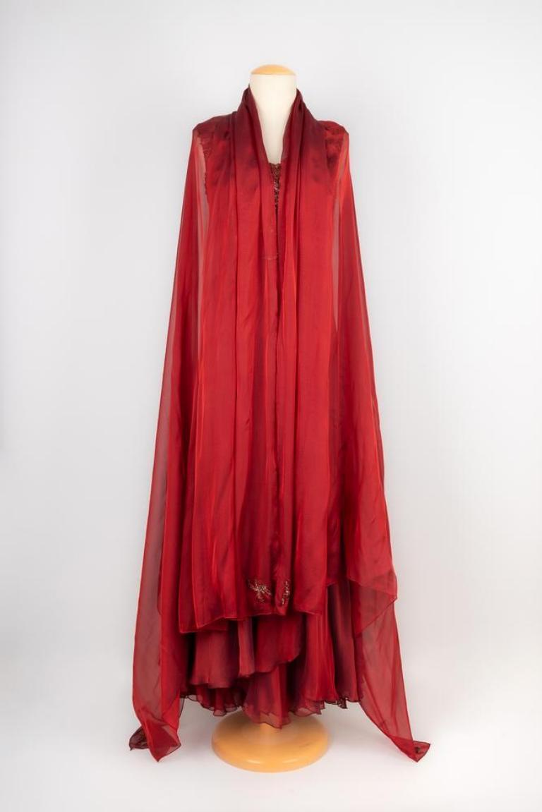 Arasa Morelli - (Made in Spain) Long burgundy silk muslin dress with tulle and embroidery. Muslin stole with the dress. Piece signed by Arasa Morelli Couture. Missing size and composition labels, it fits a 38FR.

Additional information:
Condition: