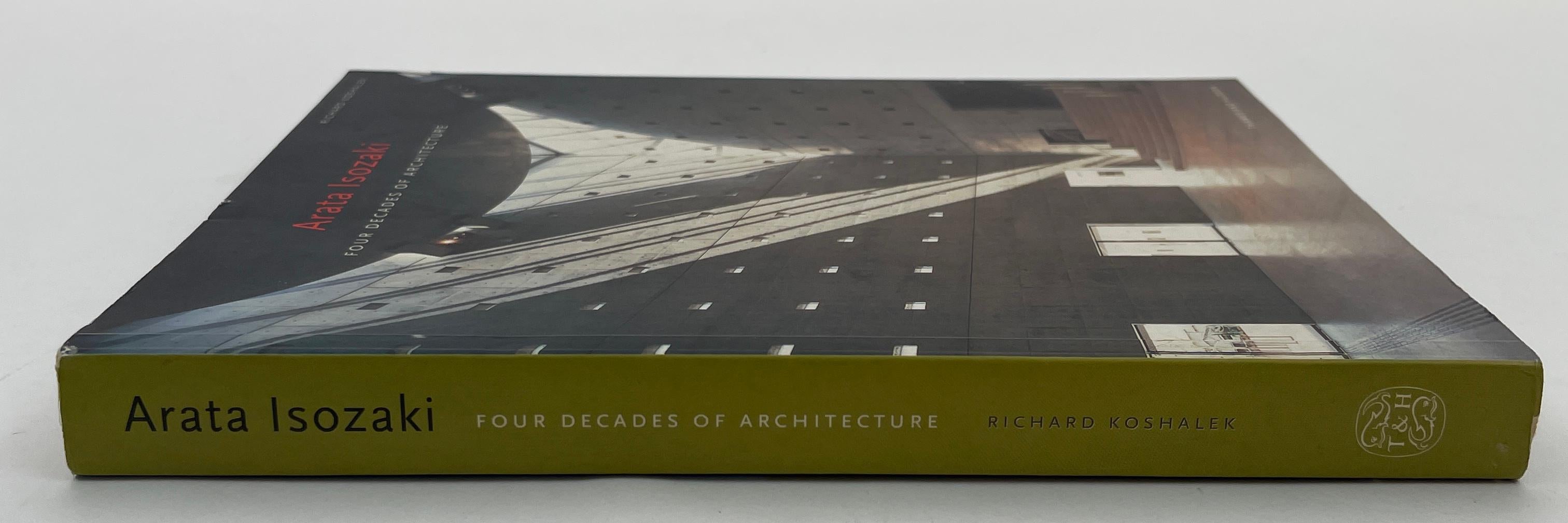 Arata Isozaki : Four Decades of Architecture - Architecture/Design Series Paperback.par David B. Stewart, Arata Isozaki, Richard Koshalek.
Arata Isozaki est considéré comme l'un des plus grands architectes japonais et comme un acteur majeur de