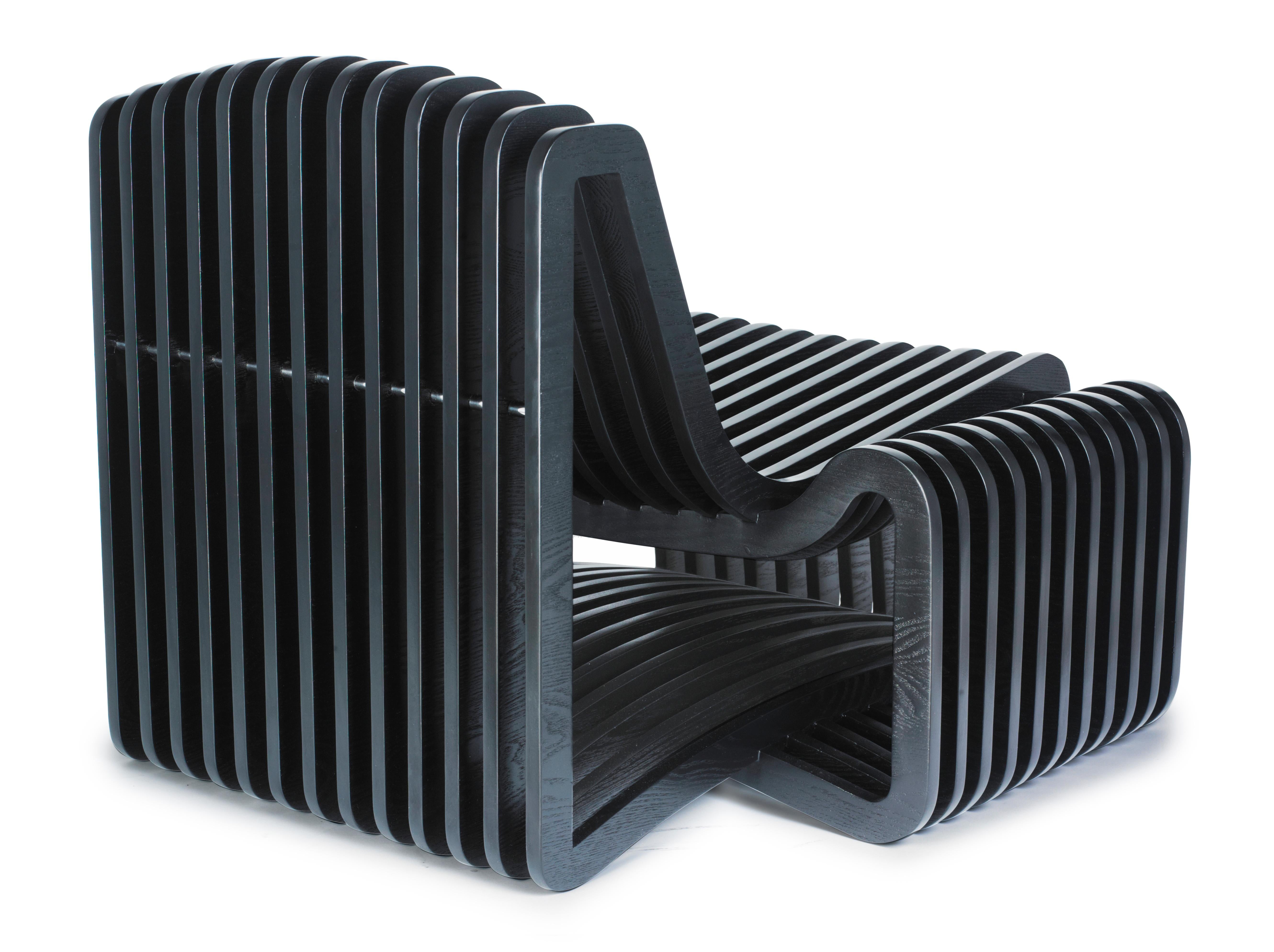 La chaise Arata se distingue par ses courbes séduisantes et le doux rayonnement du bois de pin.Les membres gauche et droit sont des contreparties symétriques, reflétant la forme humaine par leur nature répétitive. Ils possèdent un sentiment de