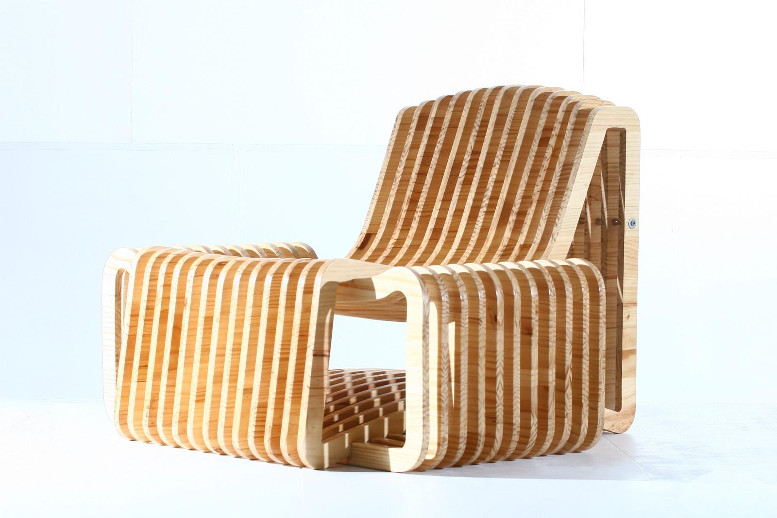 Style international Chaise longue Arata en bois naturel en vente