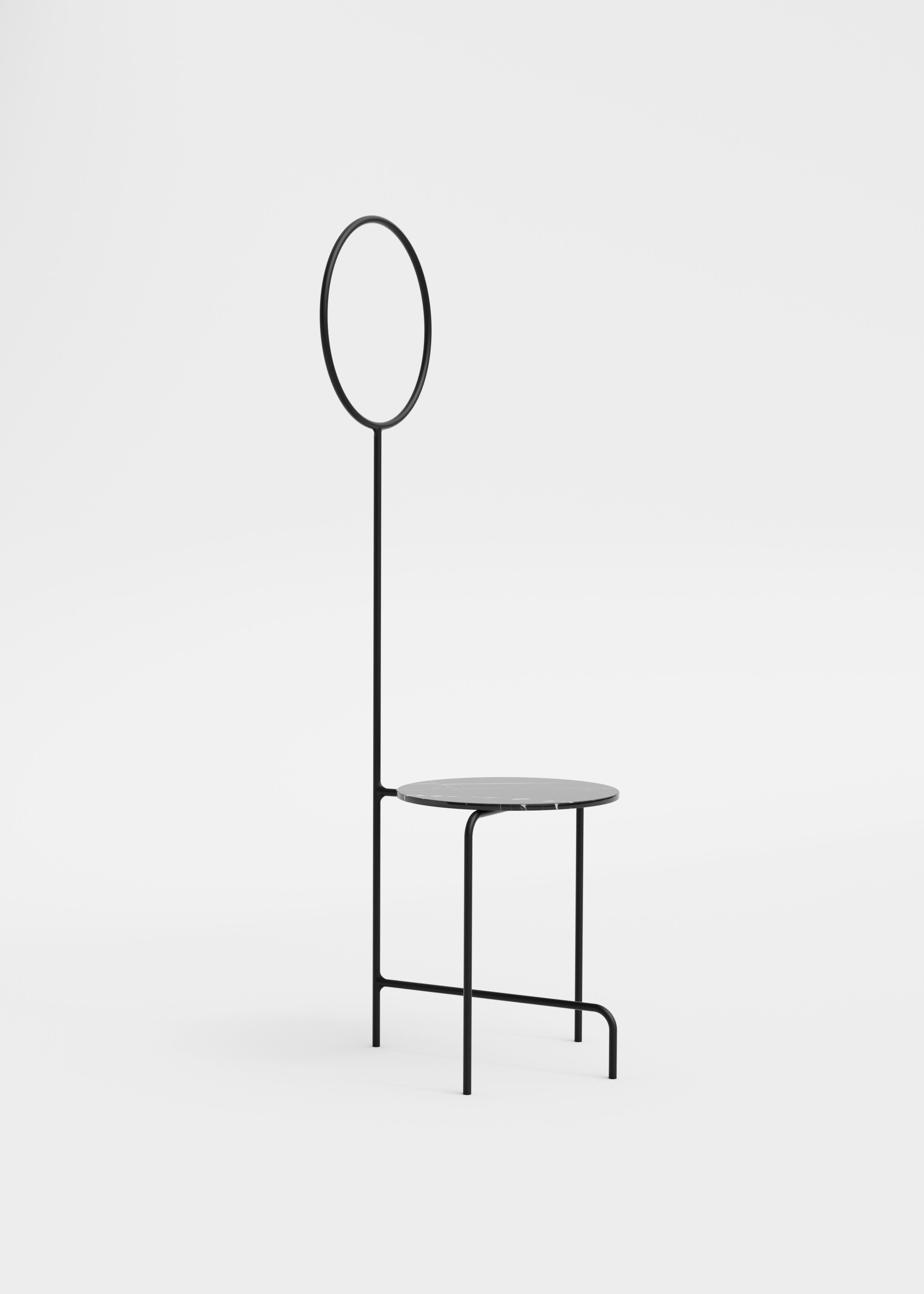 Arauto (2015) figures in interspace and announces the différance. It is a composite species that seeks the gaze of another to define itself. Table or hatstand, pure functionality or a discussion about the possible uses for the object. As an