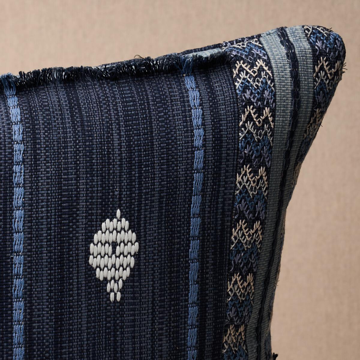 Ce coussin présente un patchwork d'Aravali avec une finition en forme de couteau. Inspiré par les riches couleurs et les symboles tribaux associés aux tapis berbères, Aravali Patchwork en denim et indigo est un motif géométrique tissé qui combine