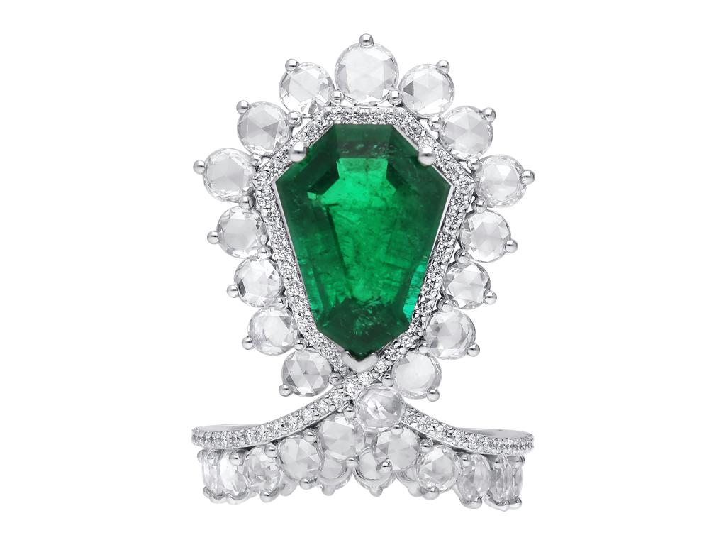 Pushing the boundaries of craft and creativity, this diamond and kite shaped emerald ring is truly a work of modern art. Meticulously composed of 4.54ct diamonds and 4.6ct Zambian emerald, this ARAYA ring is here to make a statement. Designed to be