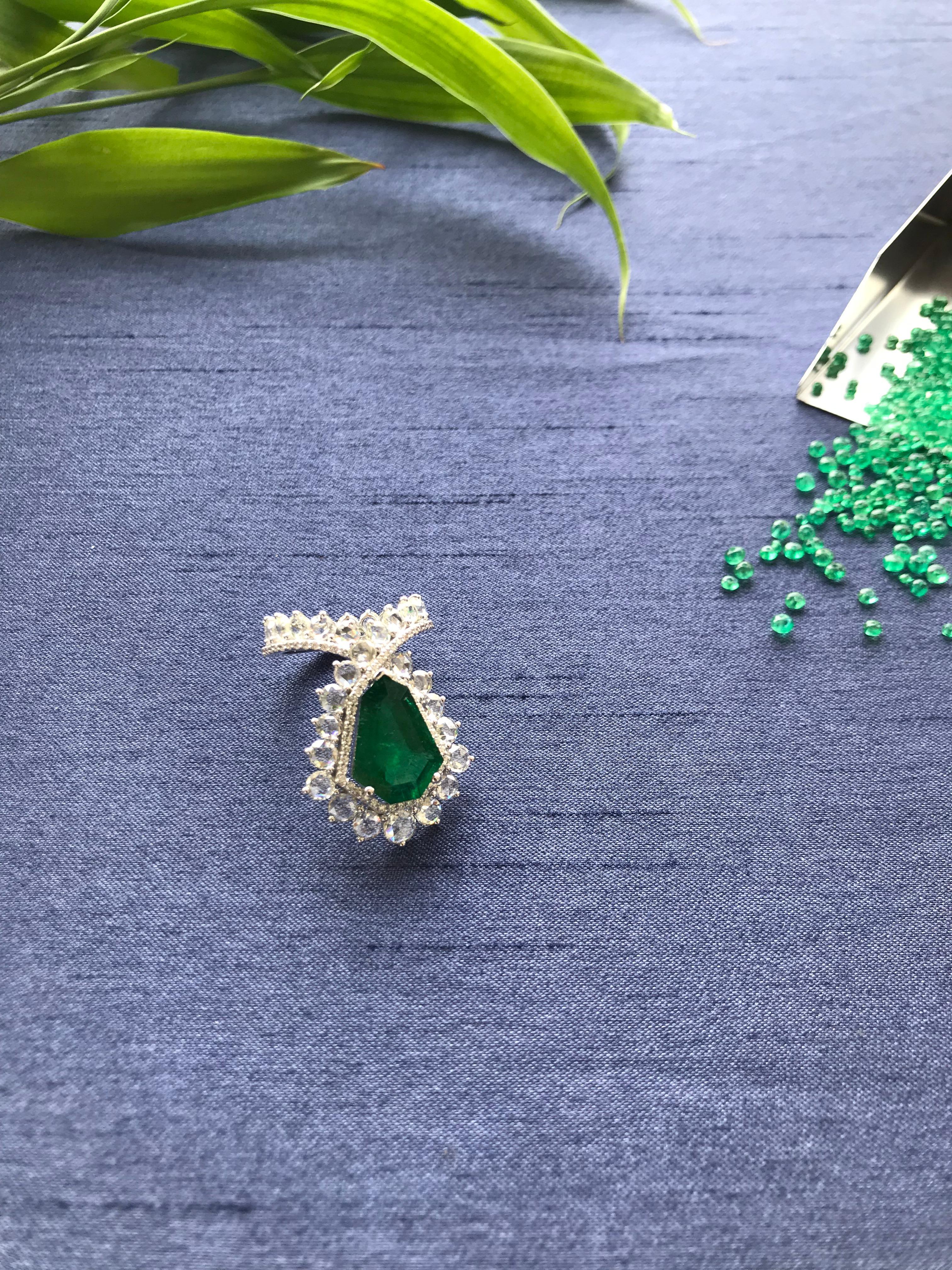 Araya 4.6 Carat Kite Shaped Emerald and Rose Cut Diamond Cocktail Ring In New Condition For Sale In Mumbai, HM