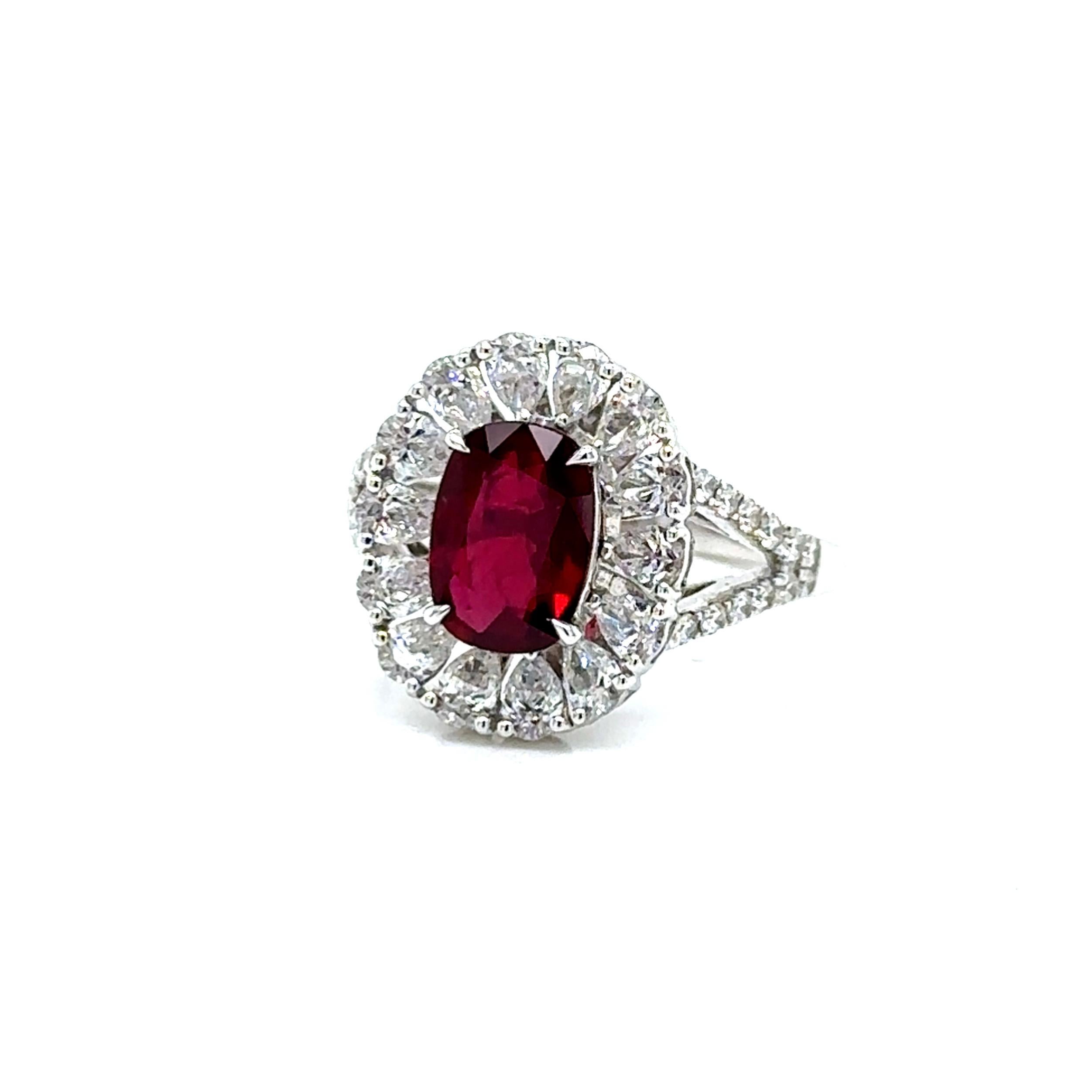 Or - 4,79 grammes 
Rubis - 2,07 carats 
Diamant (poire) 14 pièces - 1,12 carats 
Diamant (rond) 24 pièces - 0,26 carats 
Certifié AGL 

Un superbe rubis de 2,07 carats forme la pièce maîtresse de cette bague exceptionnelle, entourée d'un élégant