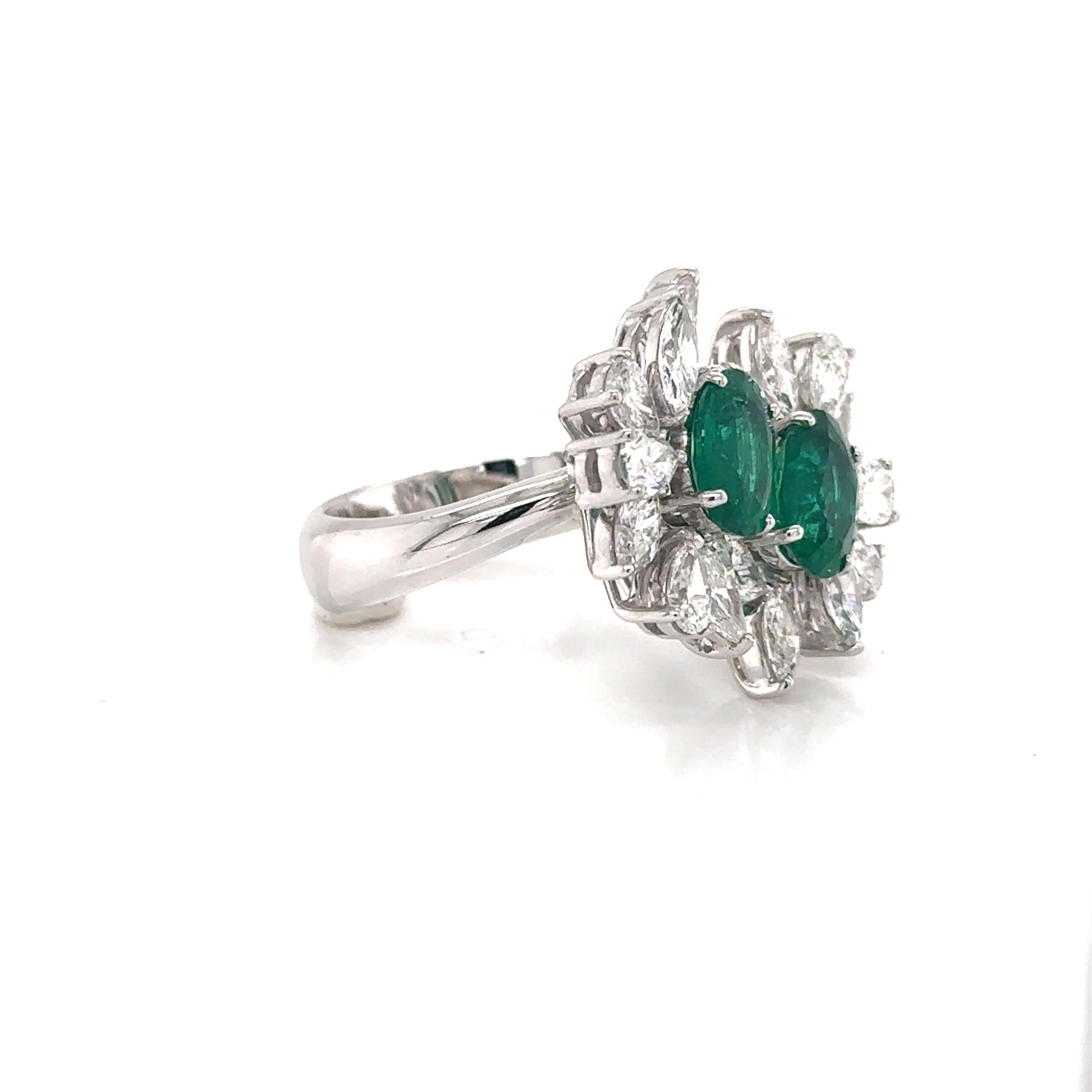 Taille ovale Bague ARAYIAN 2.36 Carat Zambian Emerald & Diamond Cluster Toi et Moi en vente