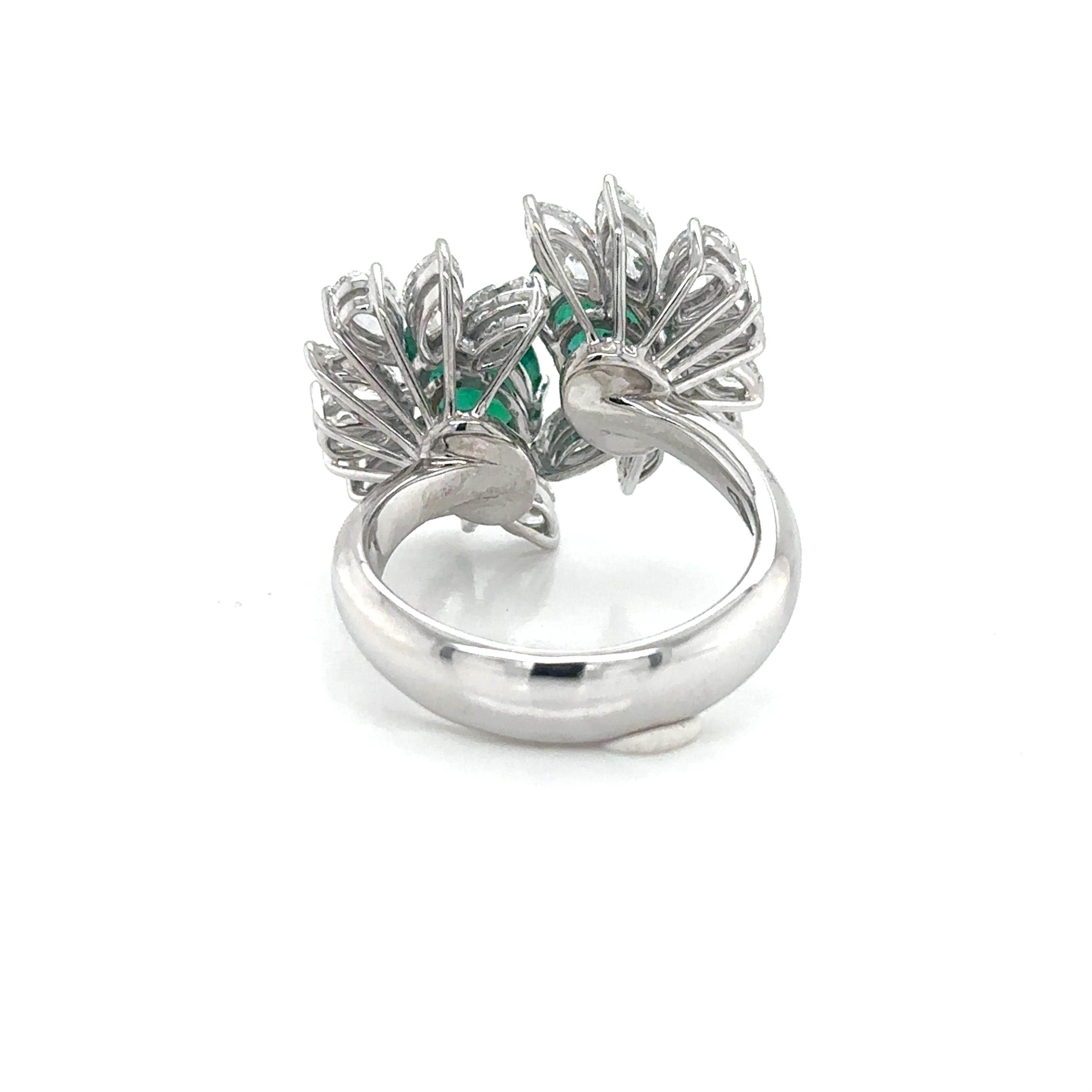 Bague ARAYIAN 2.36 Carat Zambian Emerald & Diamond Cluster Toi et Moi Neuf - En vente à Khet Bang Rak, 10
