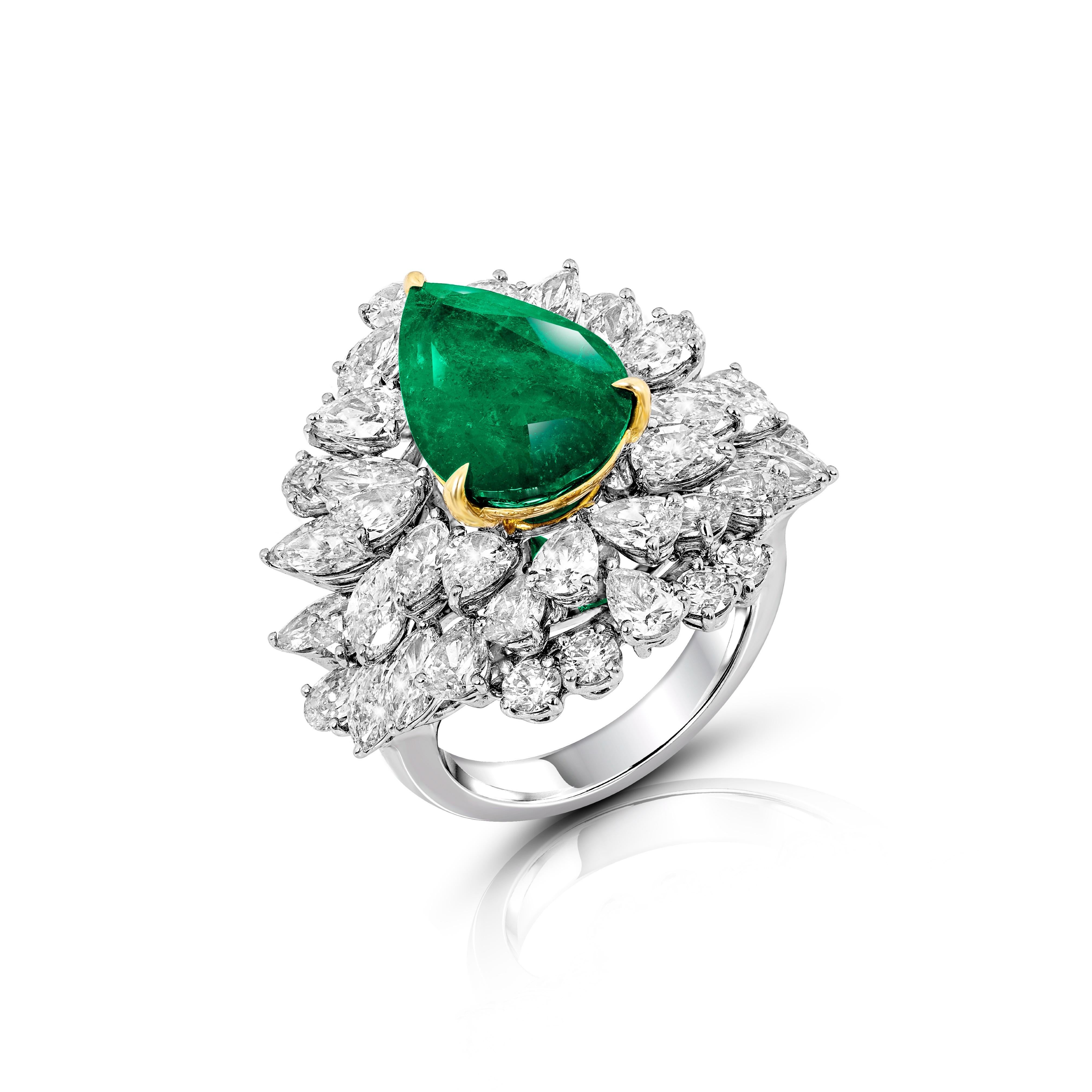 Bague cocktail en émeraude poire ARAYIAN présentant une émeraude zambienne de 4,34 carats, sertie en or de 14,93 grammes et rehaussée de 7,09 carats de diamants : 16 taille marquise (2,79 carats), 24 en forme de poire (3,82 carats) et 6 ronds (0,48