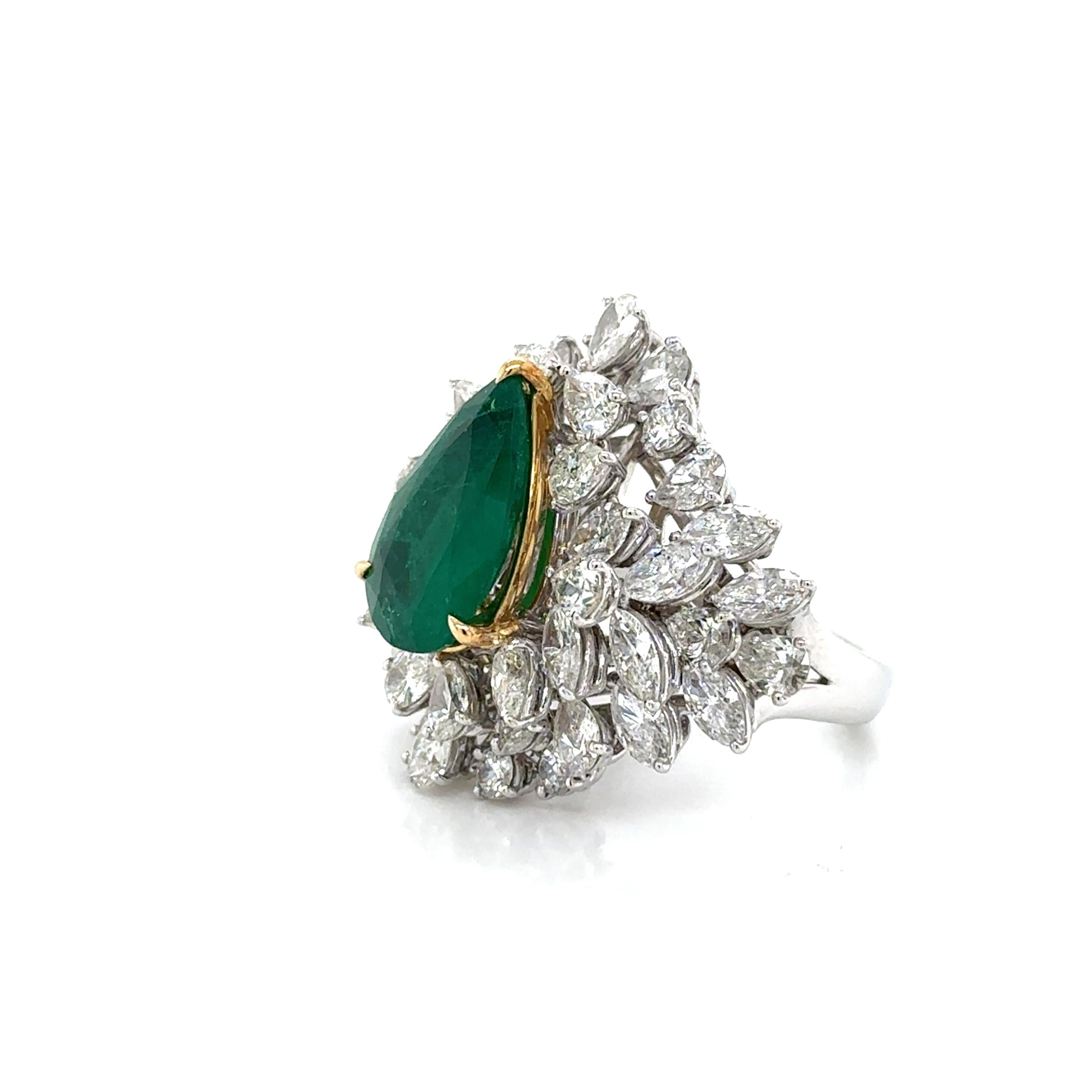 Taille poire Bague de cocktail ARAYIAN 4,34 carats émeraude en forme de poire et diamant de 7,09 carats en vente