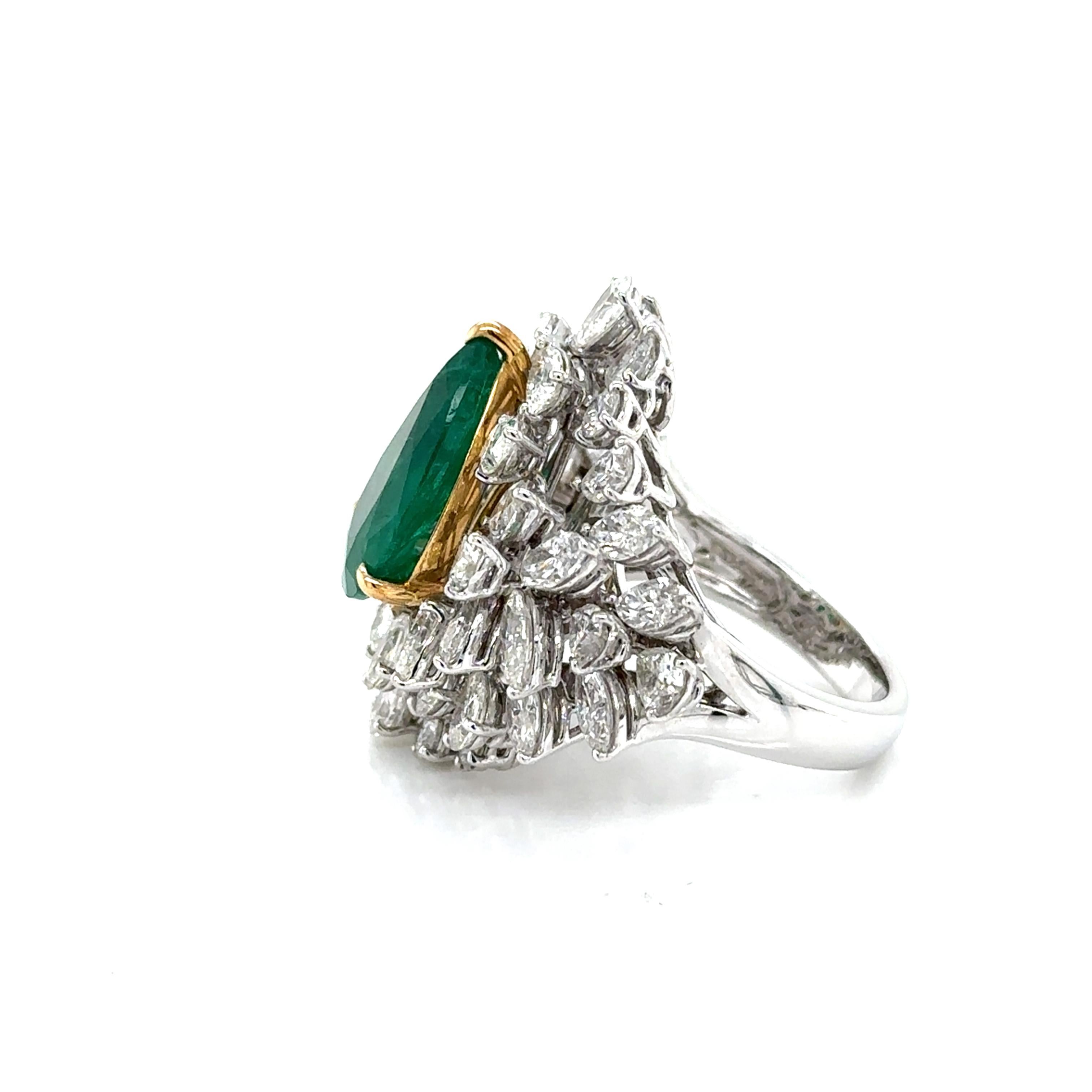 Bague de cocktail ARAYIAN 4,34 carats émeraude en forme de poire et diamant de 7,09 carats en vente 1