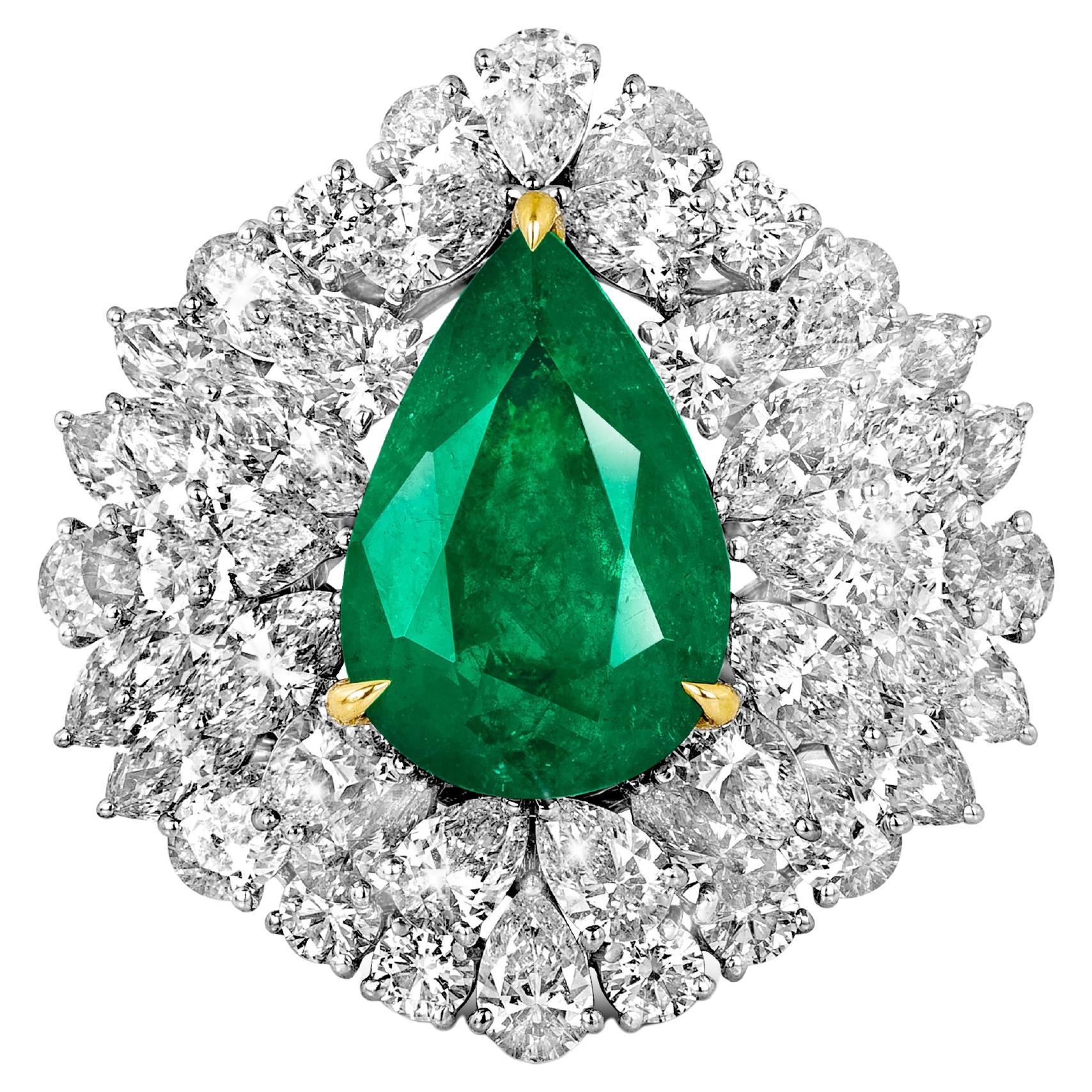 Bague de cocktail ARAYIAN 4,34 carats émeraude en forme de poire et diamant de 7,09 carats en vente
