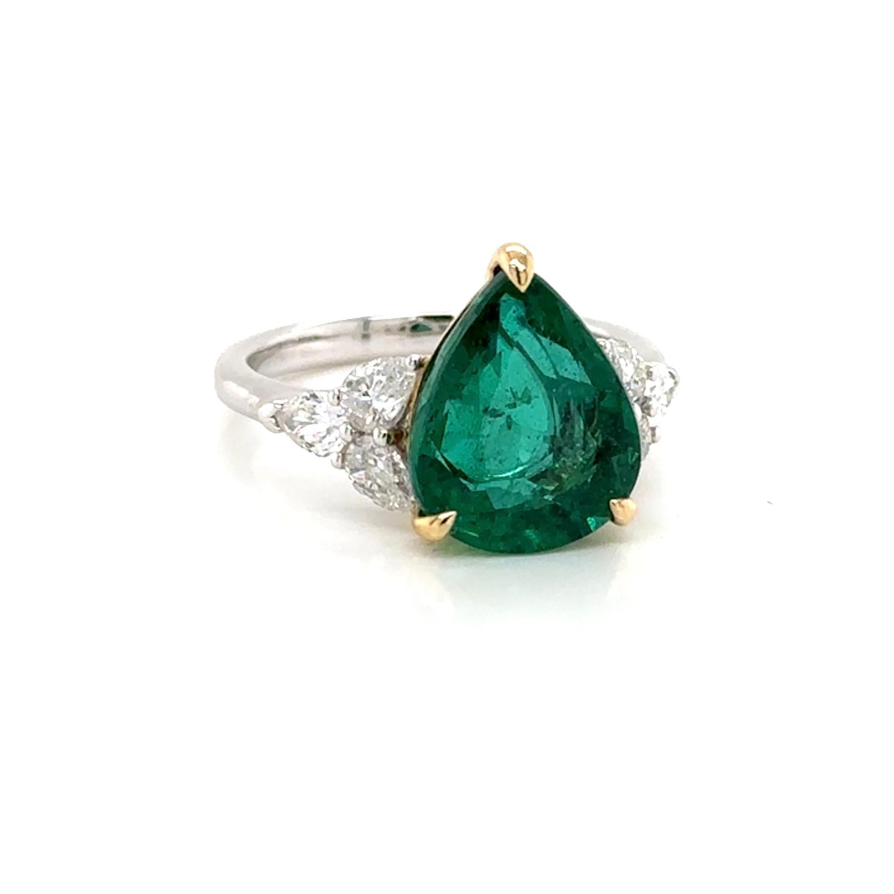 Gold: 3,55 Gramm
Smaragd: 1 Stück - 4,51 Karat
Diamant (birnenförmig): 6 Stück - 0,87 Karat

Der 4,51-karätige sambische Smaragd ist in einer eleganten Weißgoldfassung gefasst und mit sechs birnenförmigen Diamanten von insgesamt 0,87 Karat verziert.