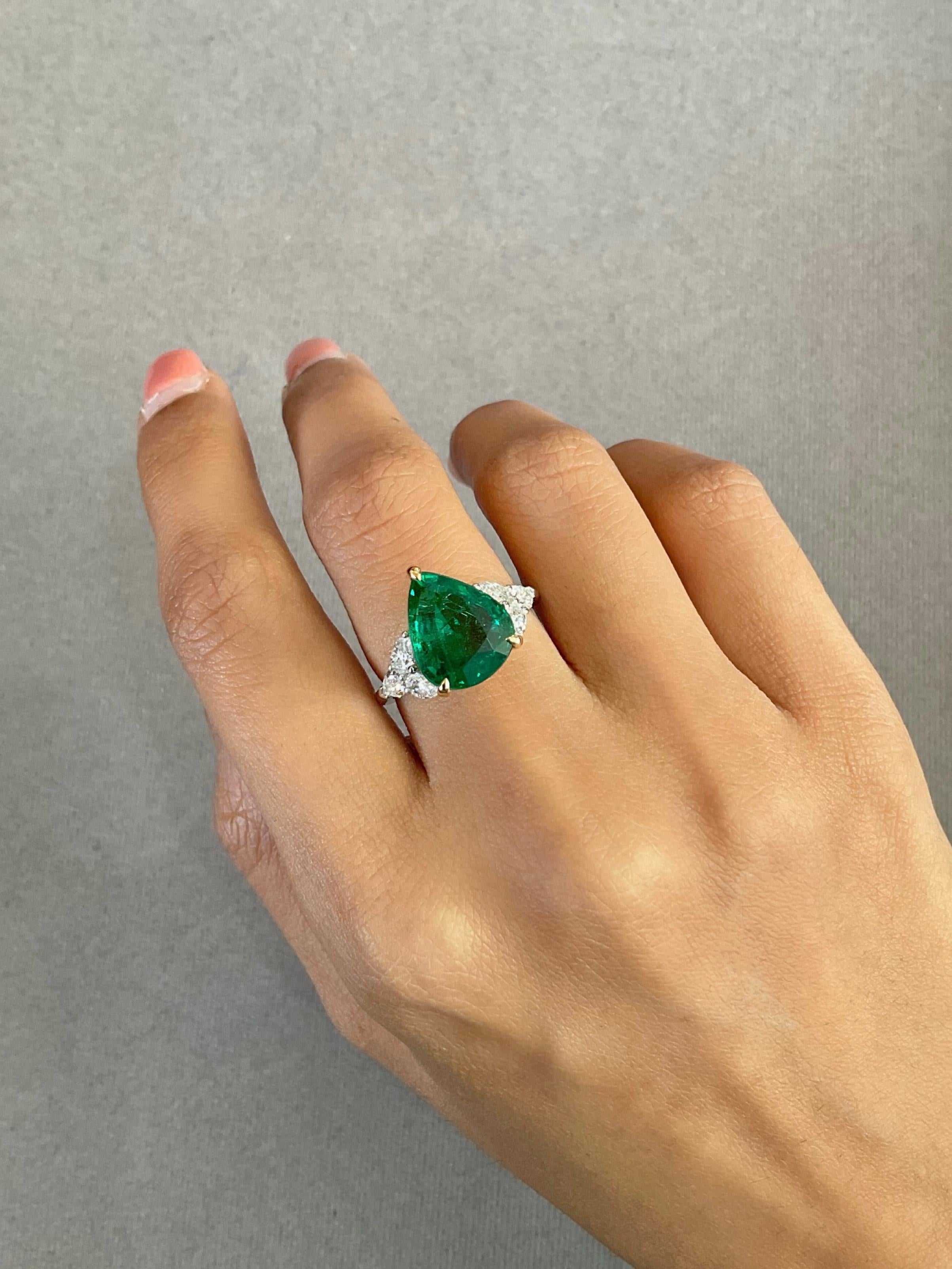 ARAYIAN 4,51 Karat sambischer Smaragd Ring in Birnenform im Angebot 3