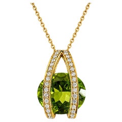 ARAYIAN 5.90 Carat Peridot and Diamond 18k Gold Pendant