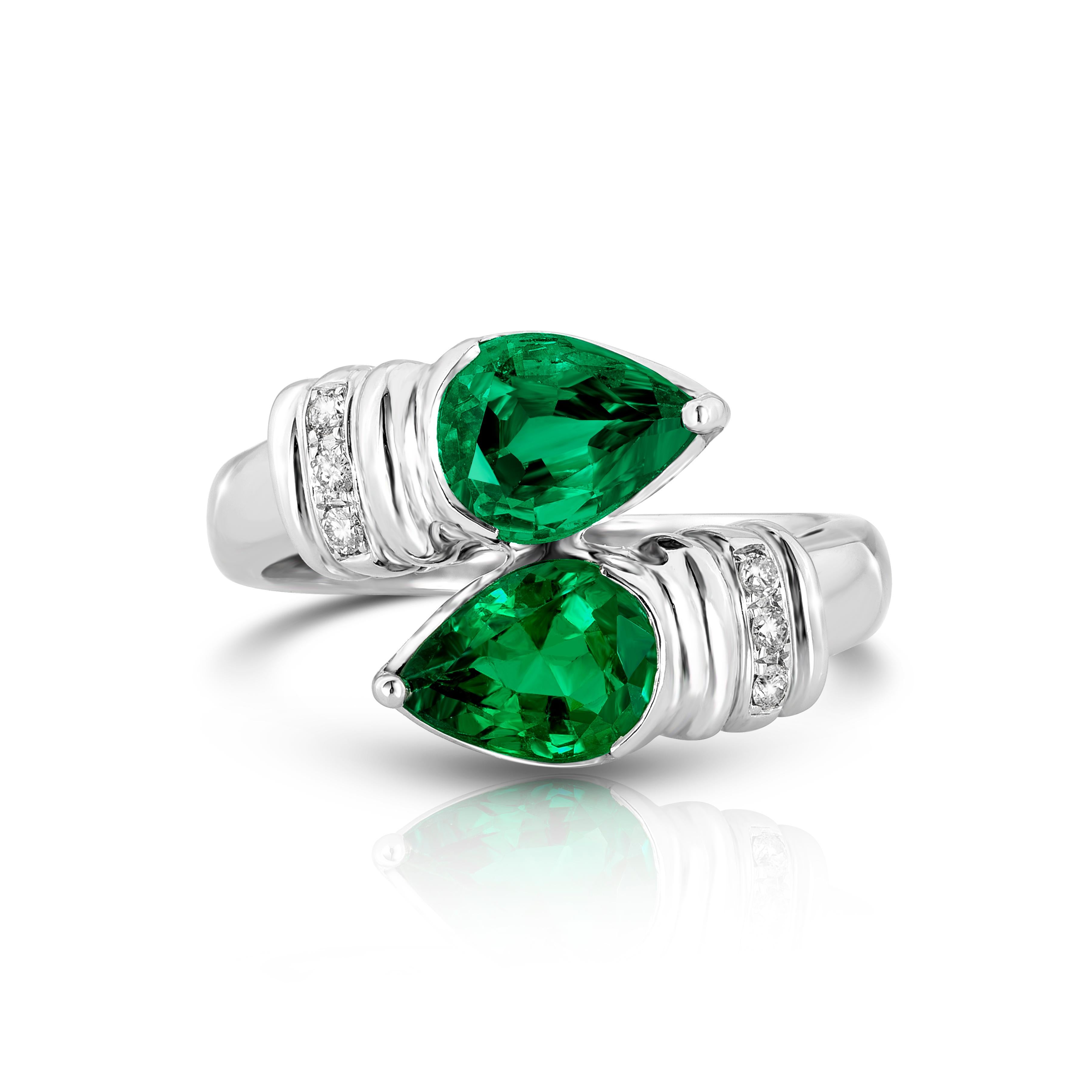 Émeraudes : - 2,09 carats
Diamants - 0,06 carats 
Or - 6,25 grammes


La bague Emerald Et Toi et Moi est une pièce unique. Il présente deux émeraudes zambiennes en forme de poire totalisant 2,09 carats, complétées par 0,06 carat de diamants ronds de