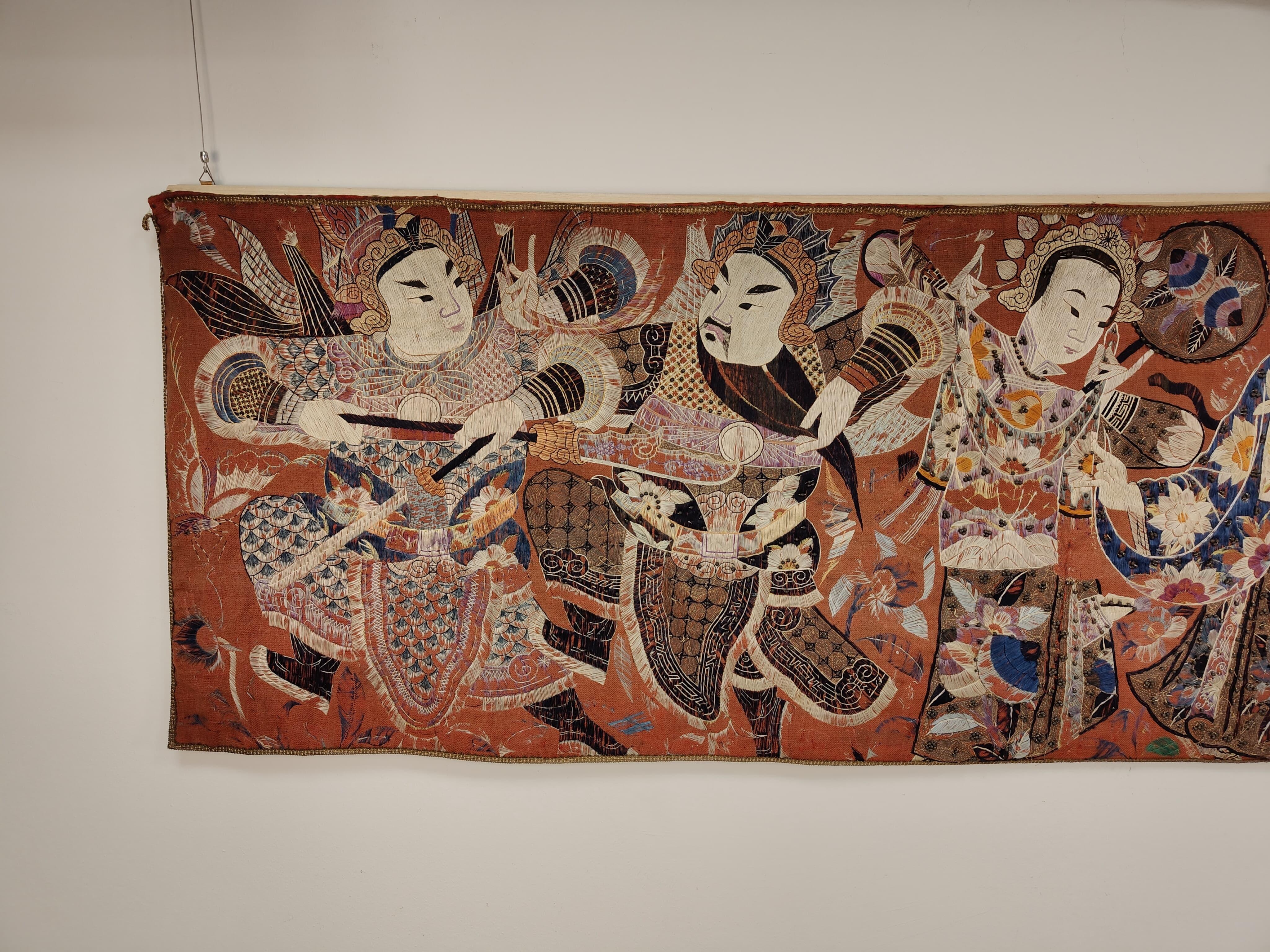 Arazzo cinese realizzato alla fine dell’800, molto probabilmente del tardo periodo Qing. 
Si tratta di una forma di arte tessile che si pone a metà strada tra l'artigianato e la rappresentazione artistica, realizzato a mano su un telaio e destinato