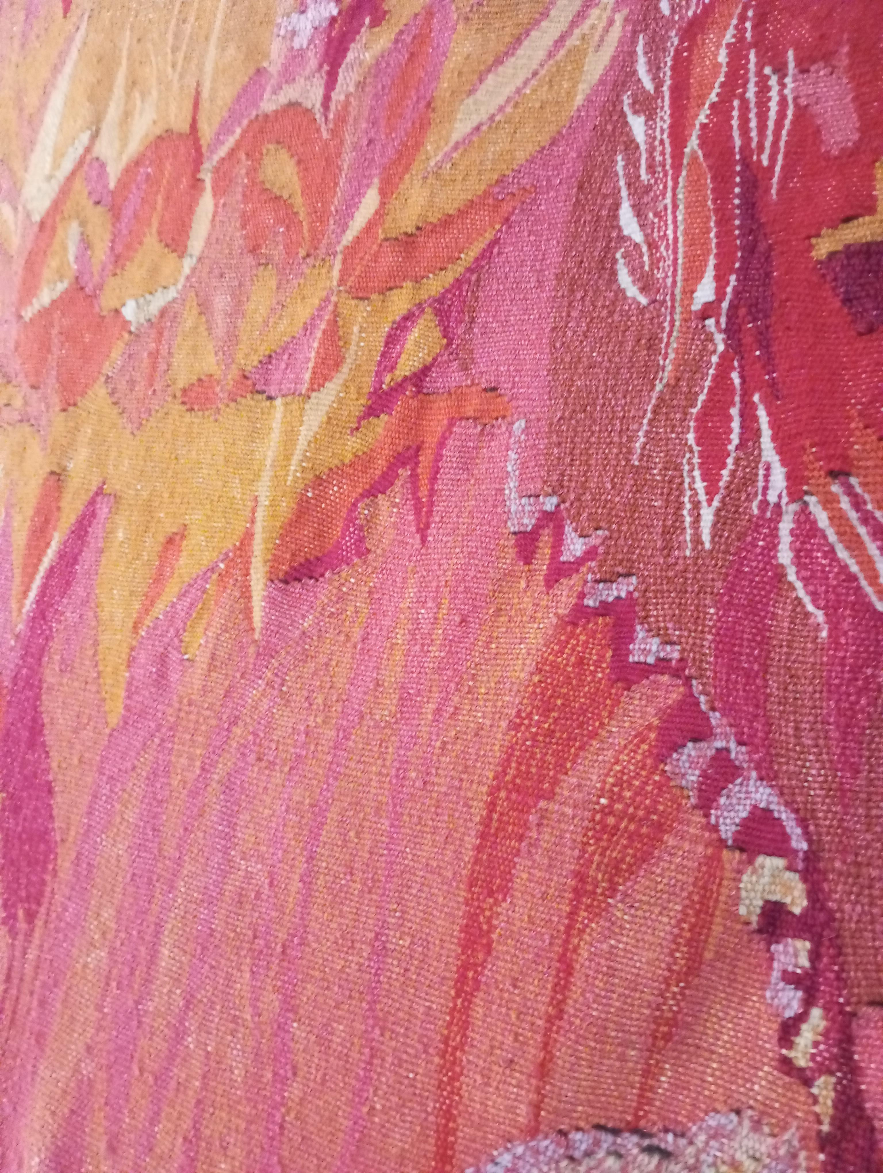 Deutscher Wandteppich, handgewebt 1968, Maße 200 cm x 150 cm, dominierende Farbe: warmes Rot.
Der Wandteppich ist großzügig bemessen und weist eine gut definierte Webart auf, die die Handwerkskunst der damaligen Zeit widerspiegelt. Das abstrakte