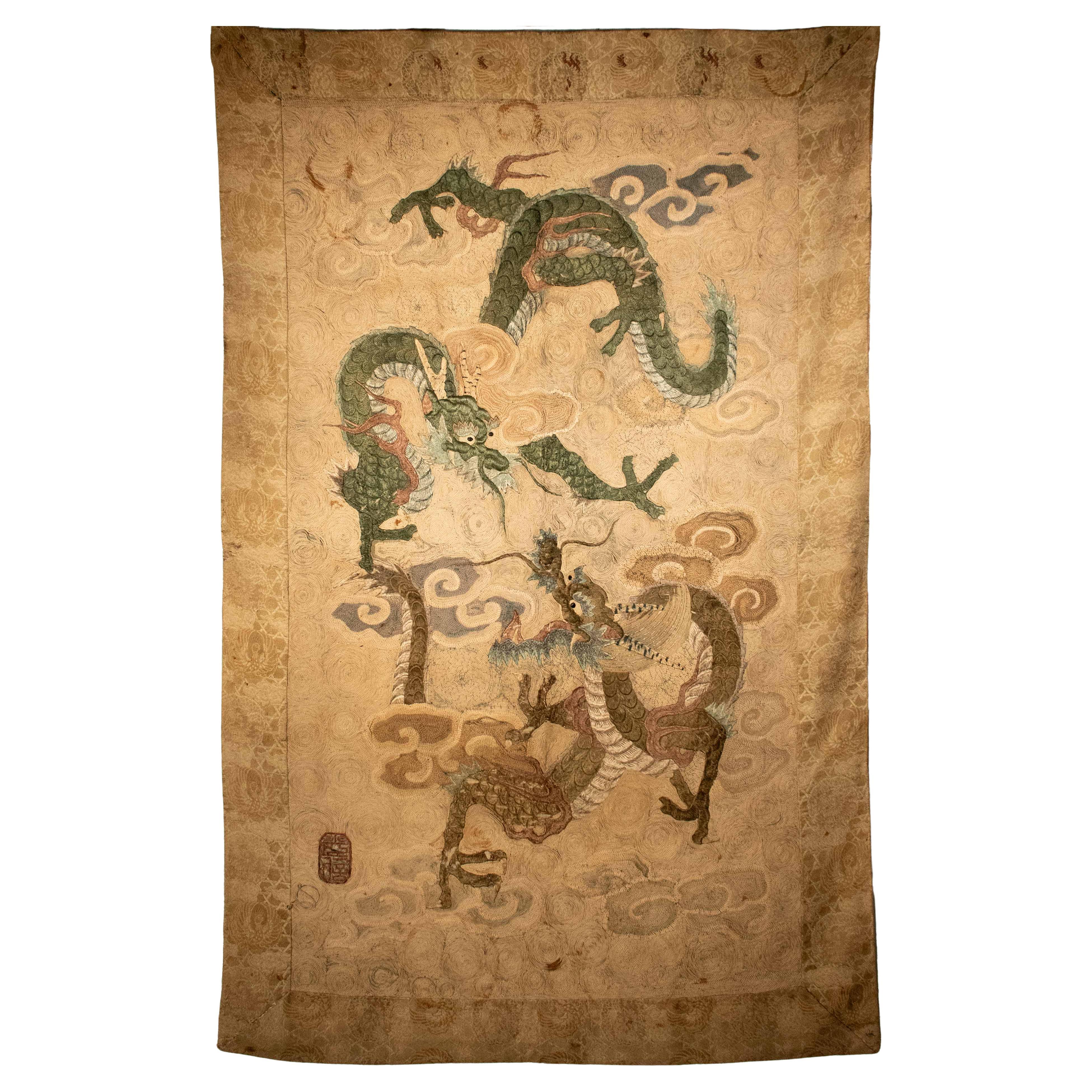 Embroidered silk relief tapestry depicting the clash of two ryu dragons