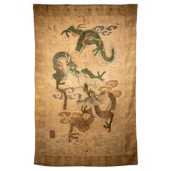 Tapisserie en relief en soie brodée représentant l'affrontement de deux dragons ryu