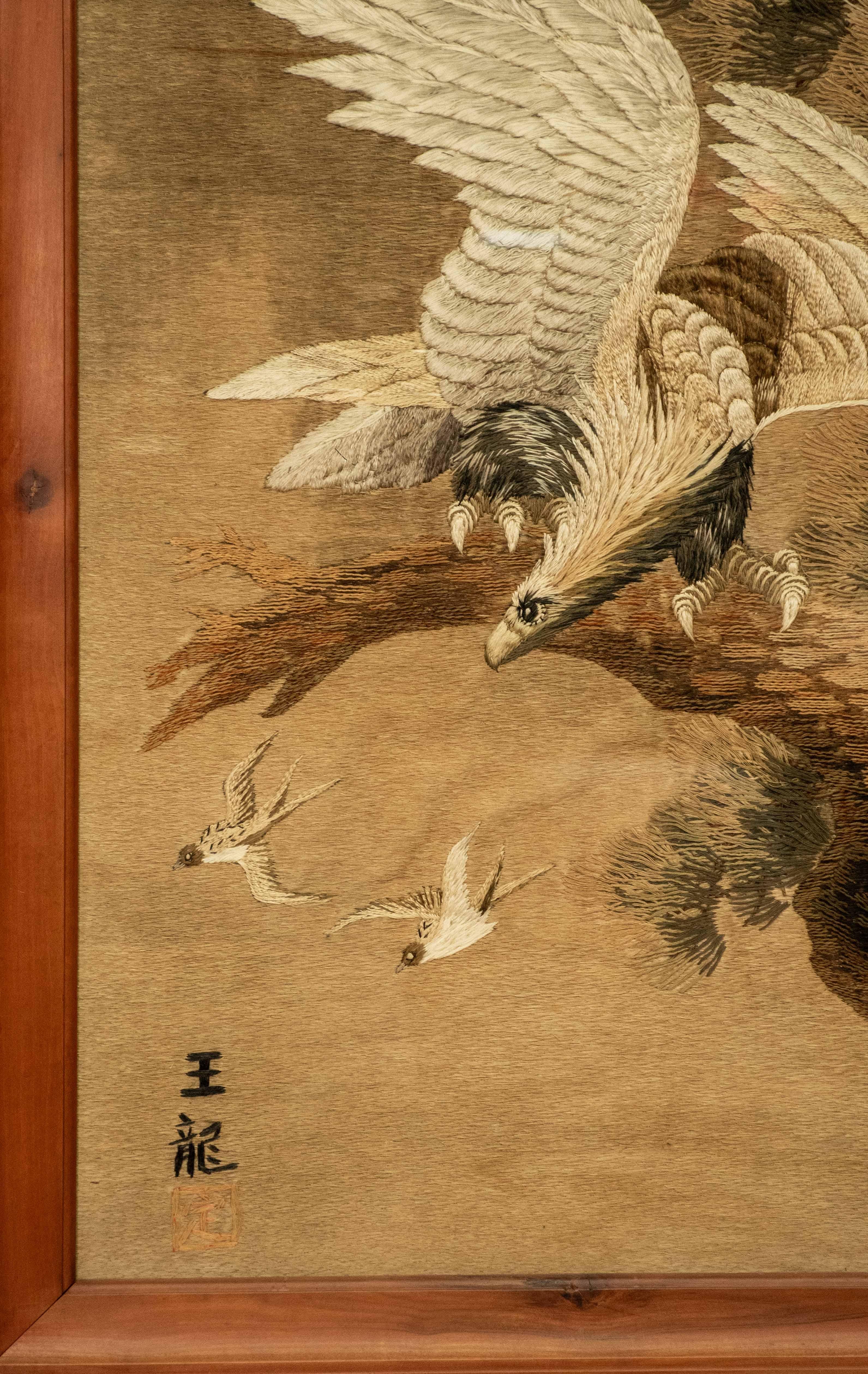 Japanese Arazzo ricamato in seta raffigurante un’aquila pronta a spiccare il volo en vente