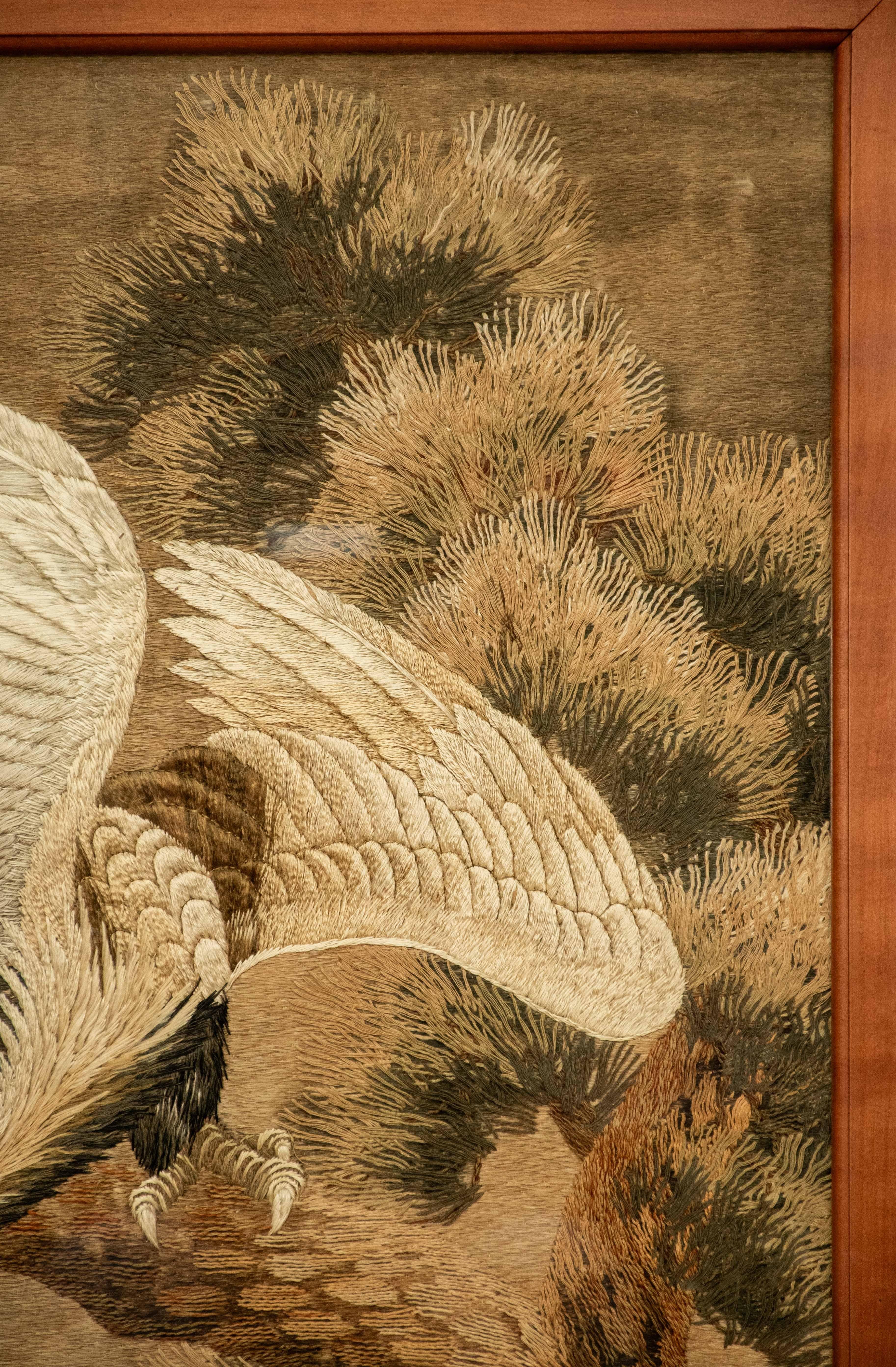 19th Century Arazzo ricamato in seta raffigurante un’aquila pronta a spiccare il volo en vente