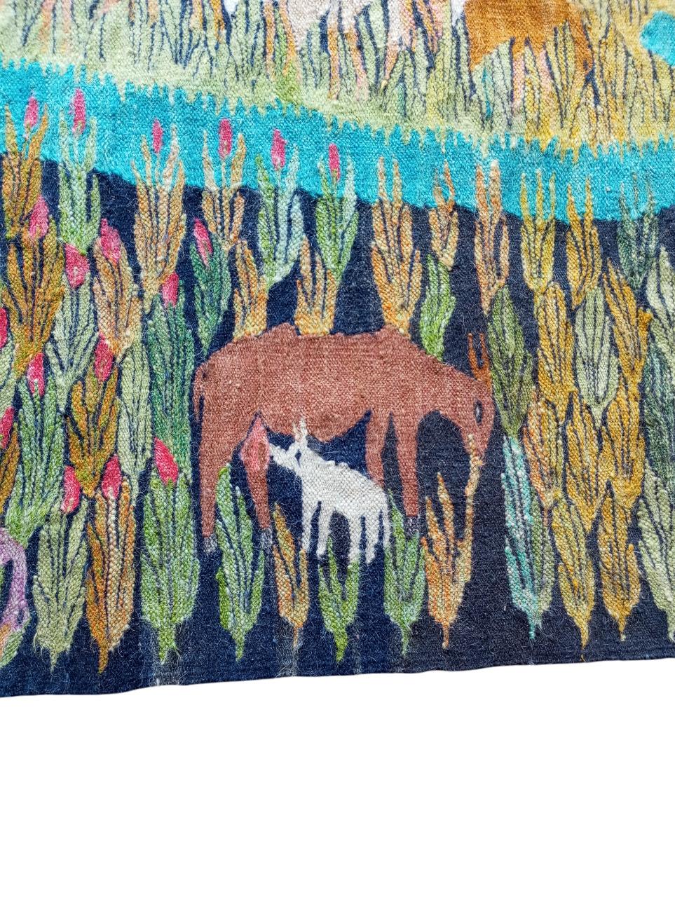 Dieser von Alfredo Gauro Ambrosi entworfene, 220 x 120 cm große Wandteppich ist ein faszinierendes Werk, das die Erfahrungen des Künstlers während seines Aufenthalts in Brasilien zwischen 1923 und 1925 widerspiegelt. Der vollständig von Hand aus